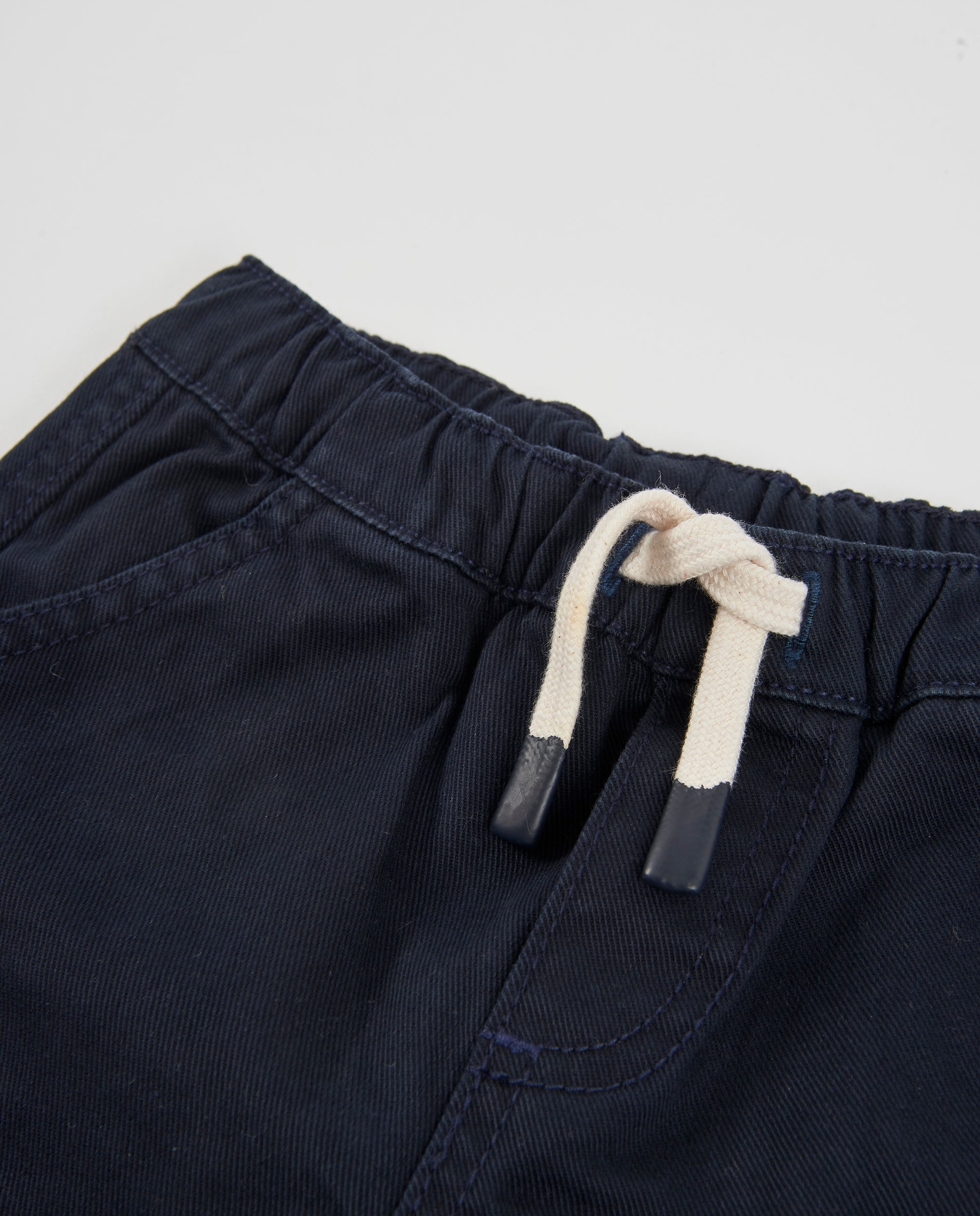 Pantalón cargo de niño de tela plana con bolsillos y tejido resistente
