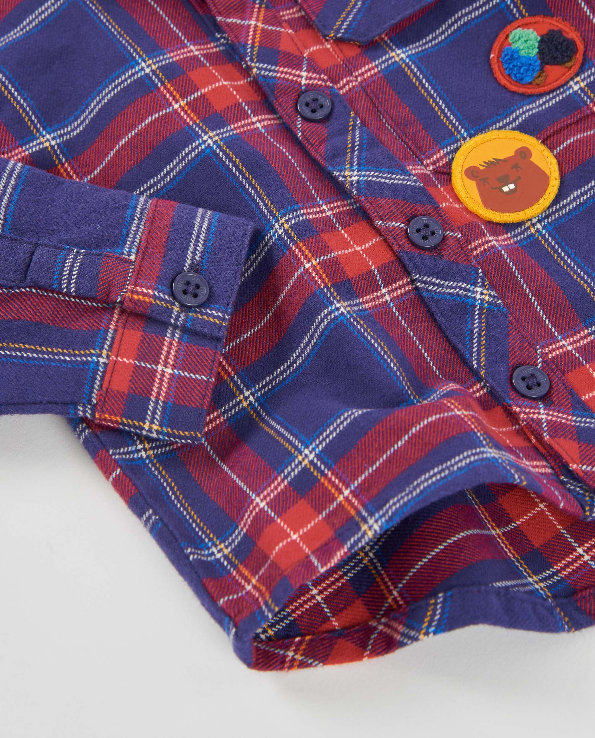 Camisa de niño de tela plana con cuadros y parches decorativos
