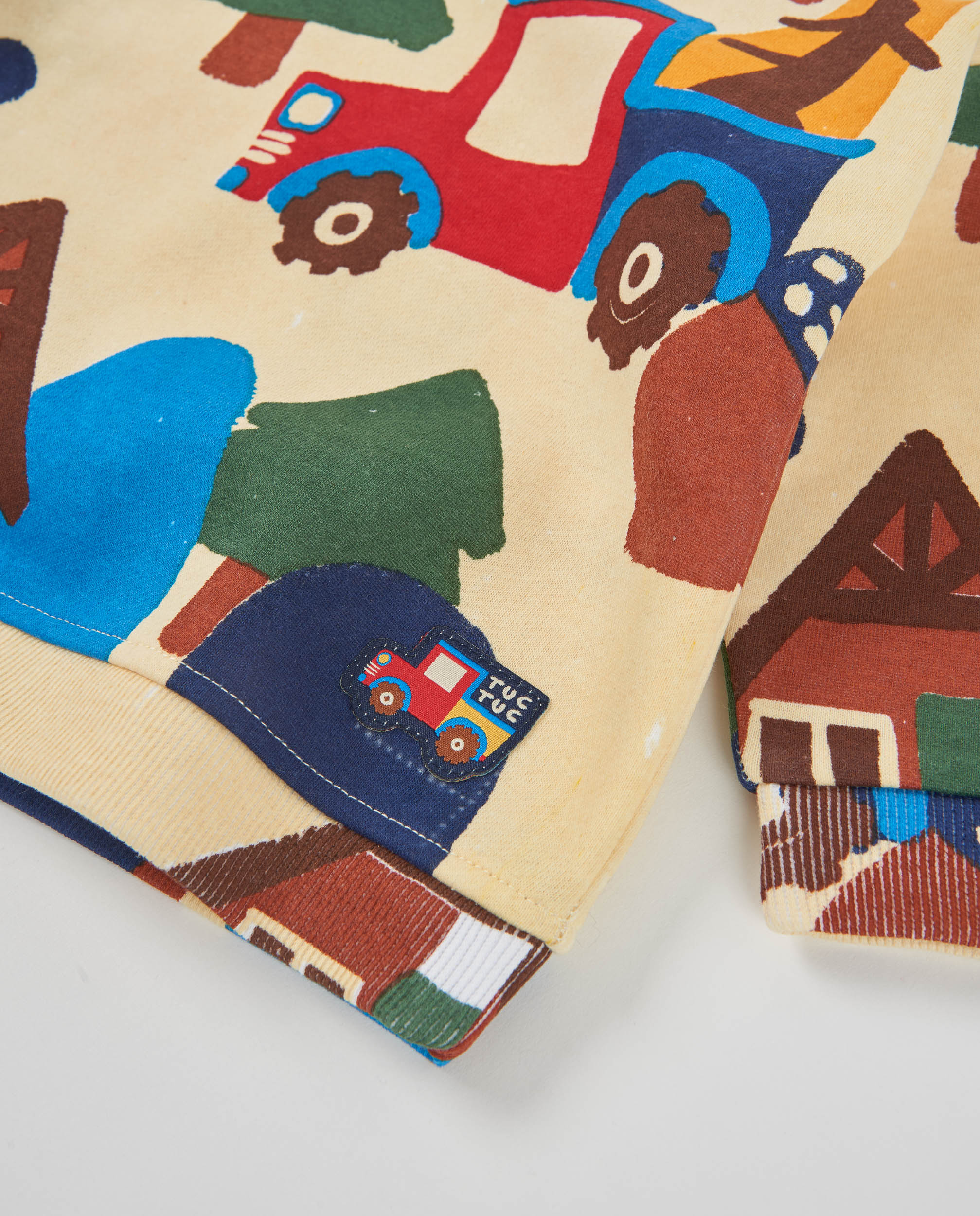Sudadera de niño de felpa con estampado de coches y árboles