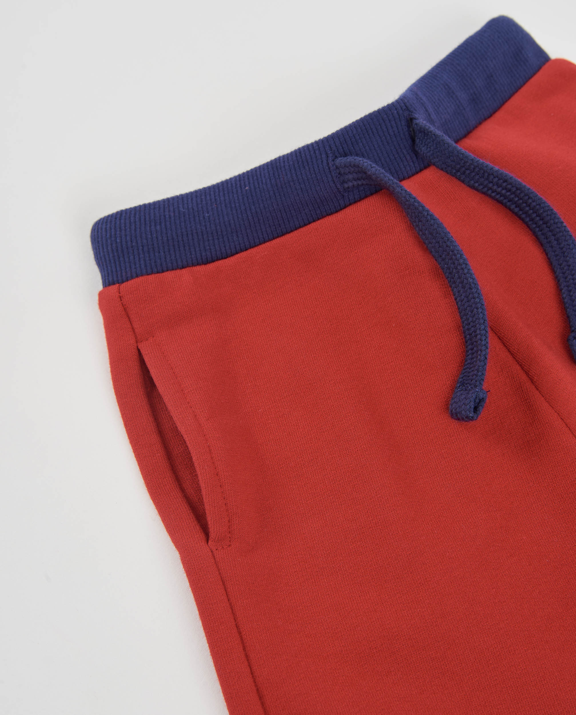 Pantalón de niño de felpa con cintura ajustable y cordón en contraste