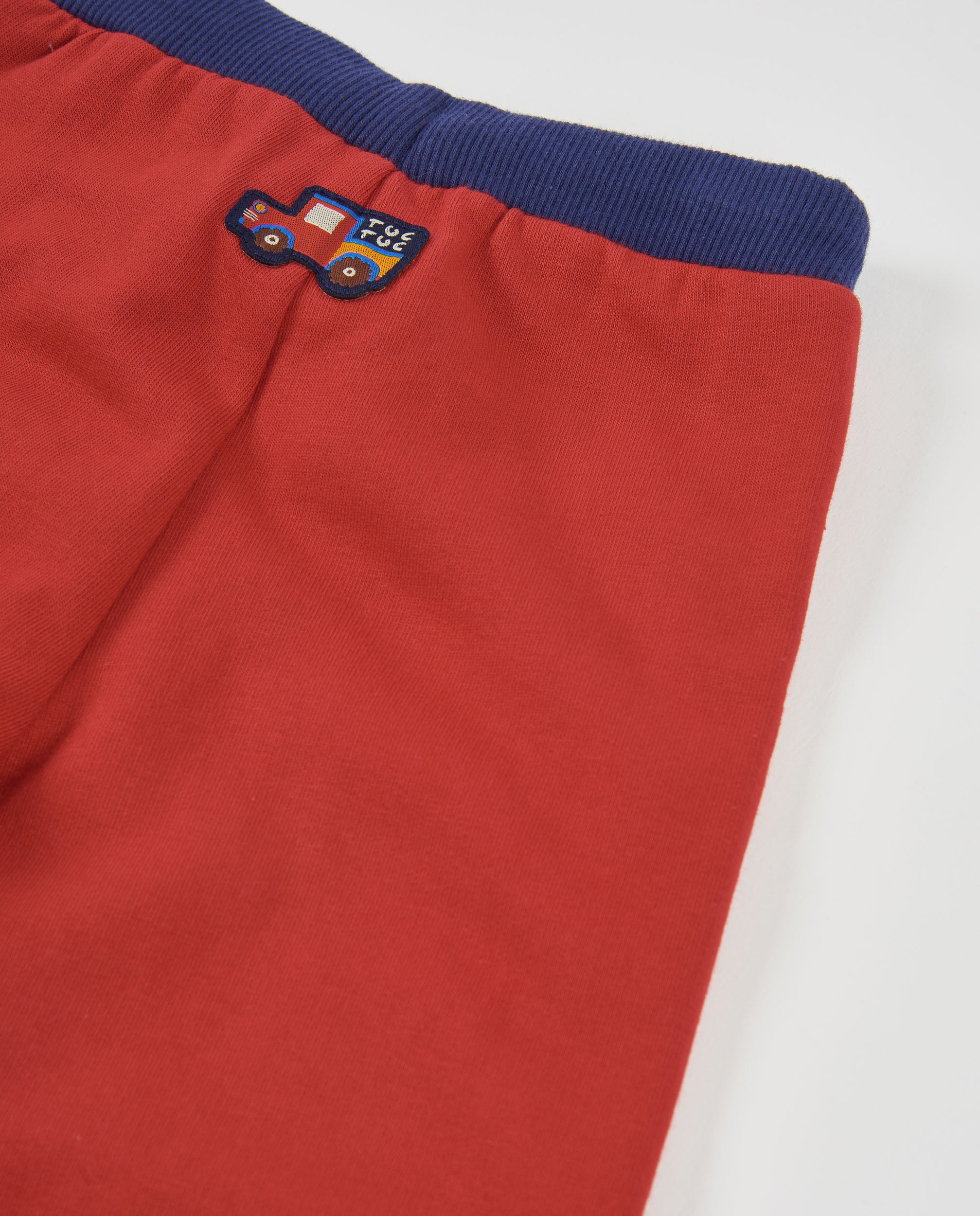 Pantalón de niño de felpa con cintura ajustable y cordón en contraste