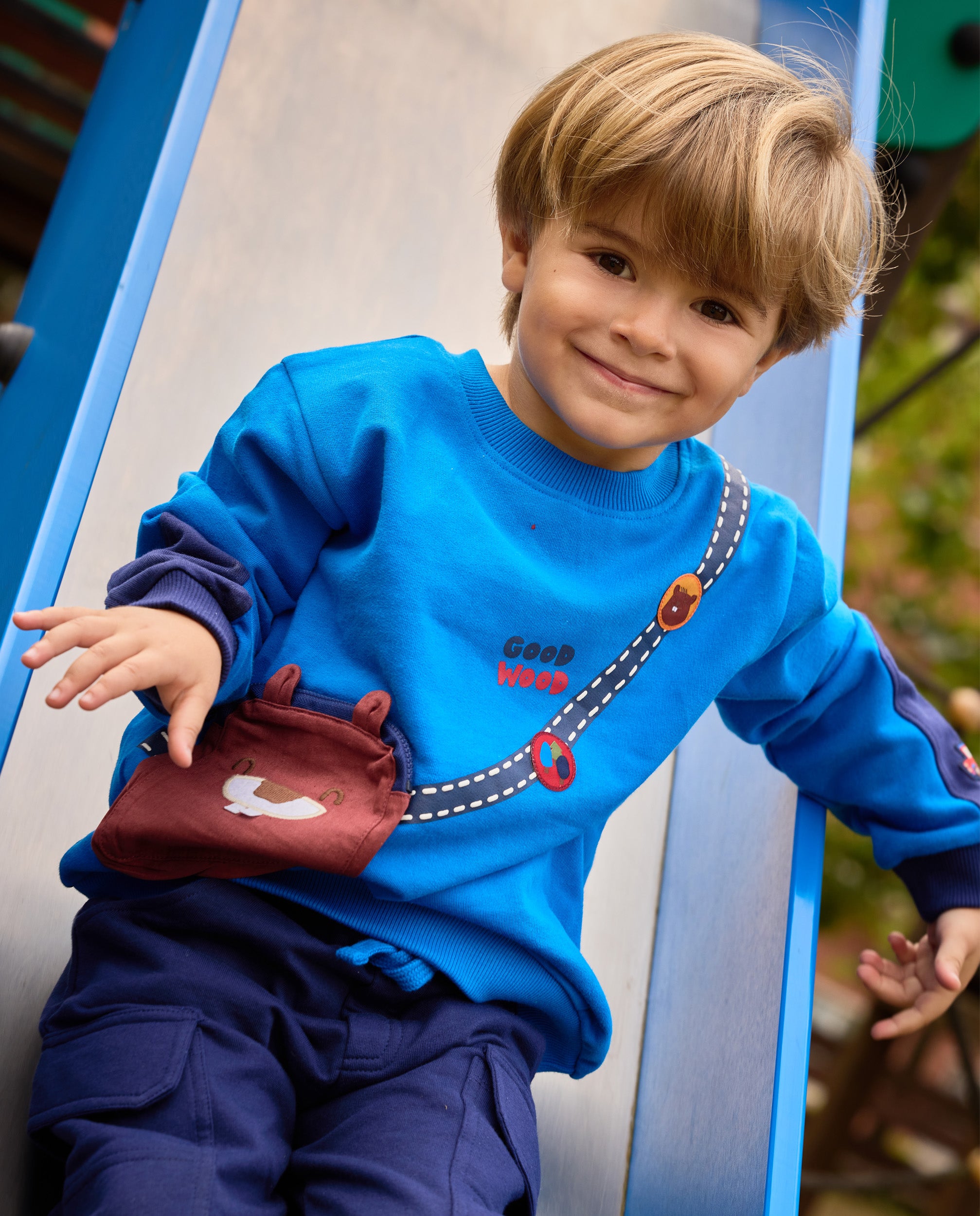 Sudadera de niño de felpa con aplique de bandolera y tacto suave