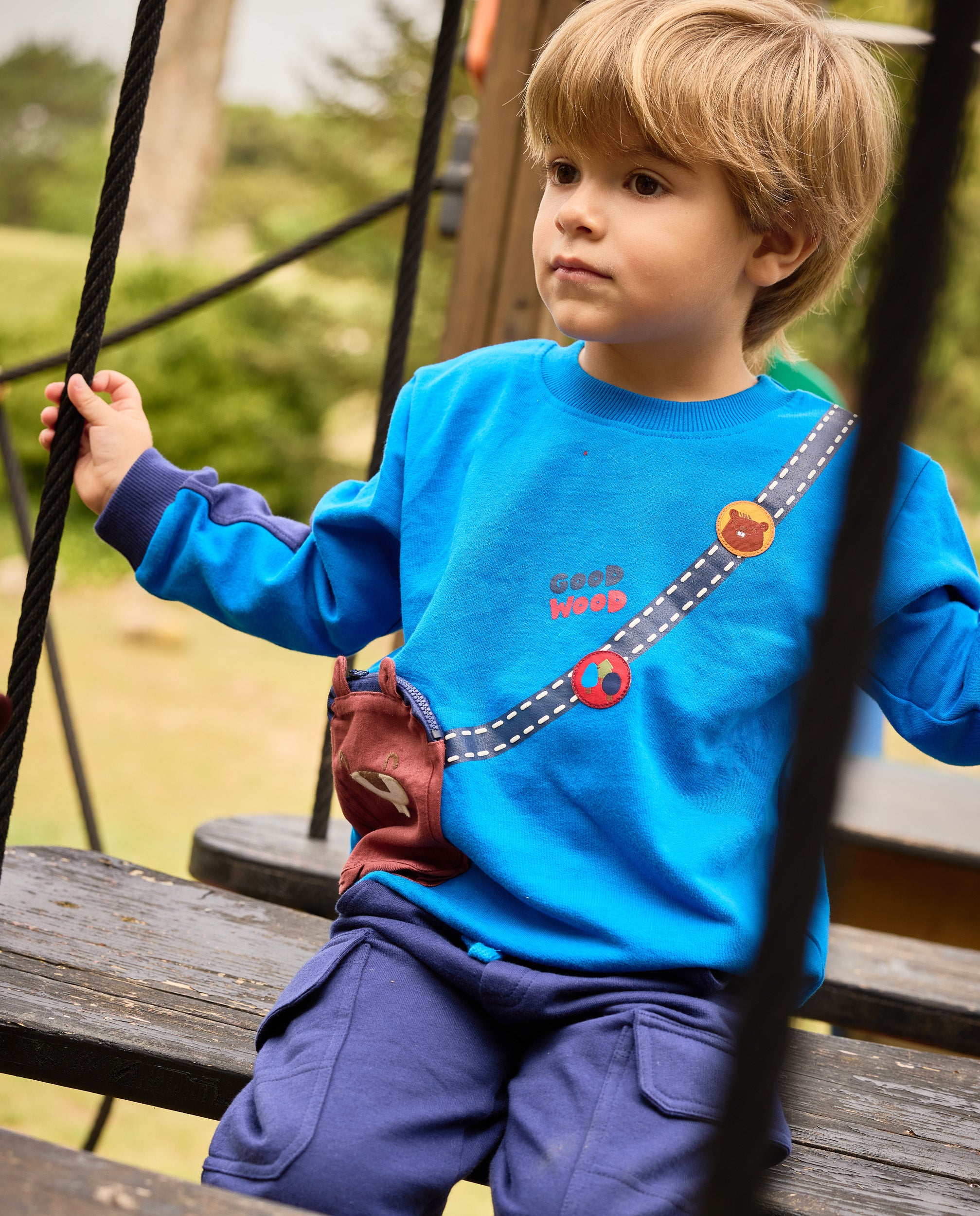 Conjunto de niño de felpa con sudadera diseño divertido y pantalón a juego