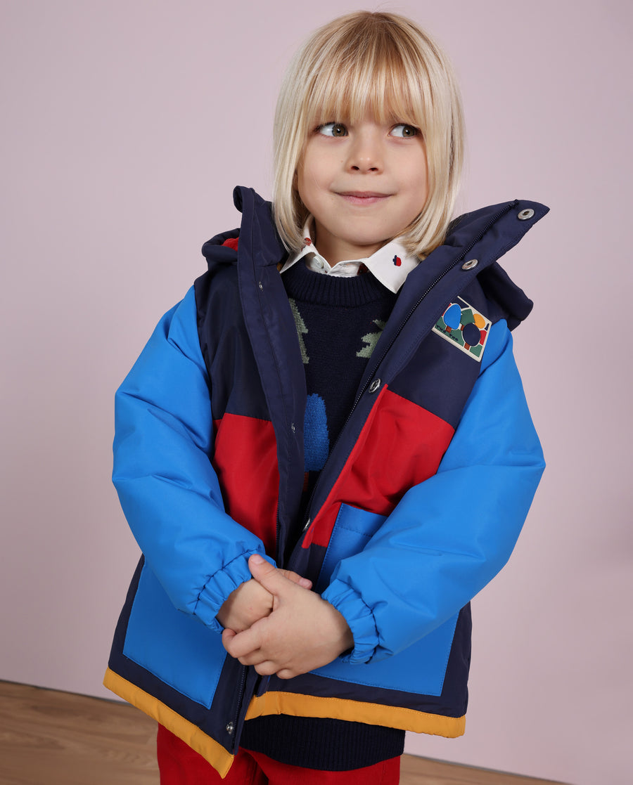 Abrigo de niño acolchado con capucha y tejido impermeable