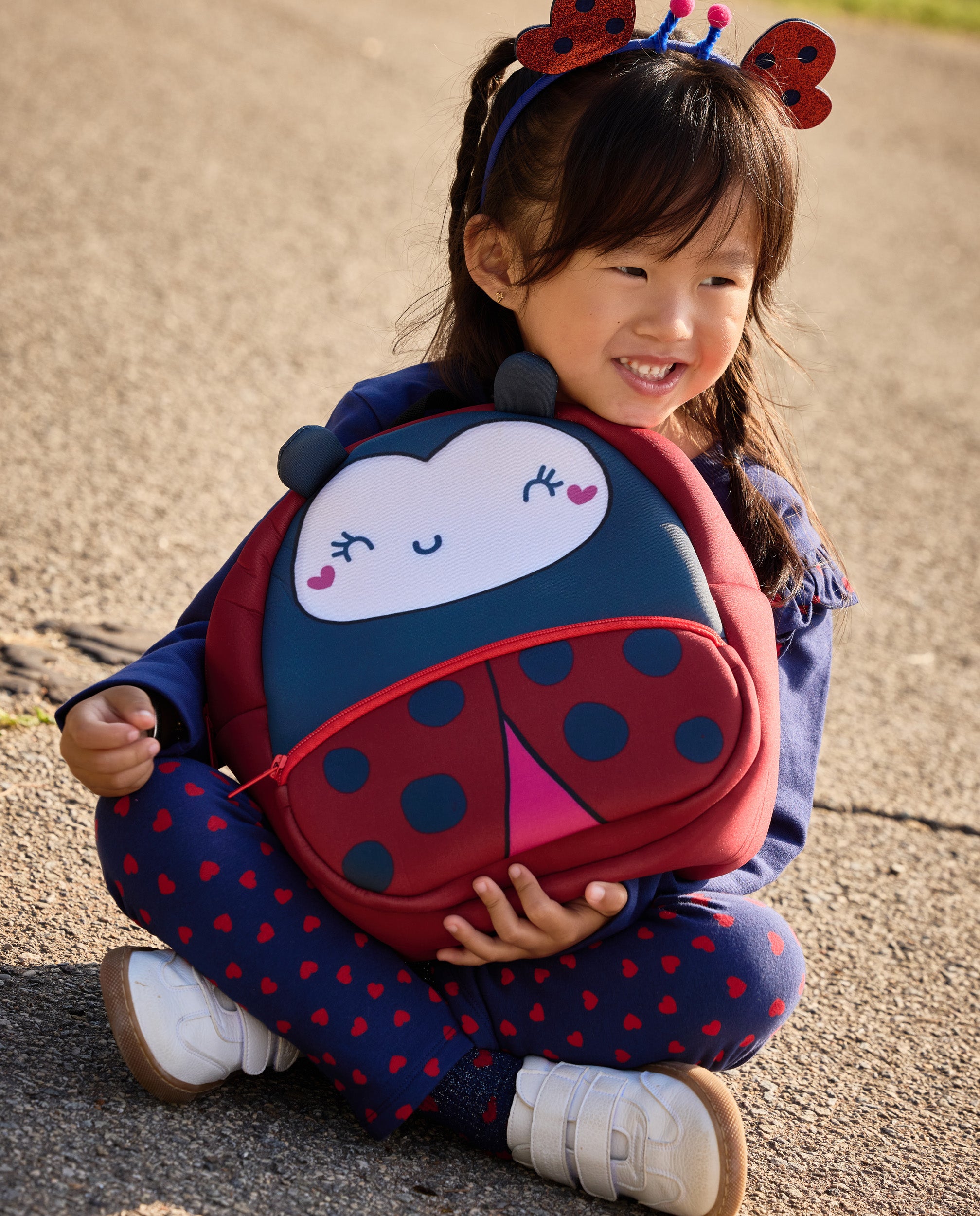 Mochila de niña con diseño de mariquita y materiales resistentes