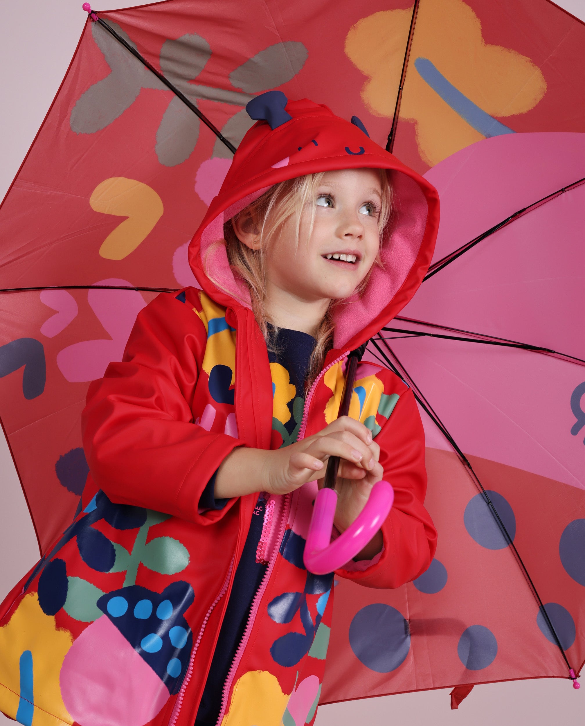 Paraguas de niña con estampado de mariquita y colores vivos
