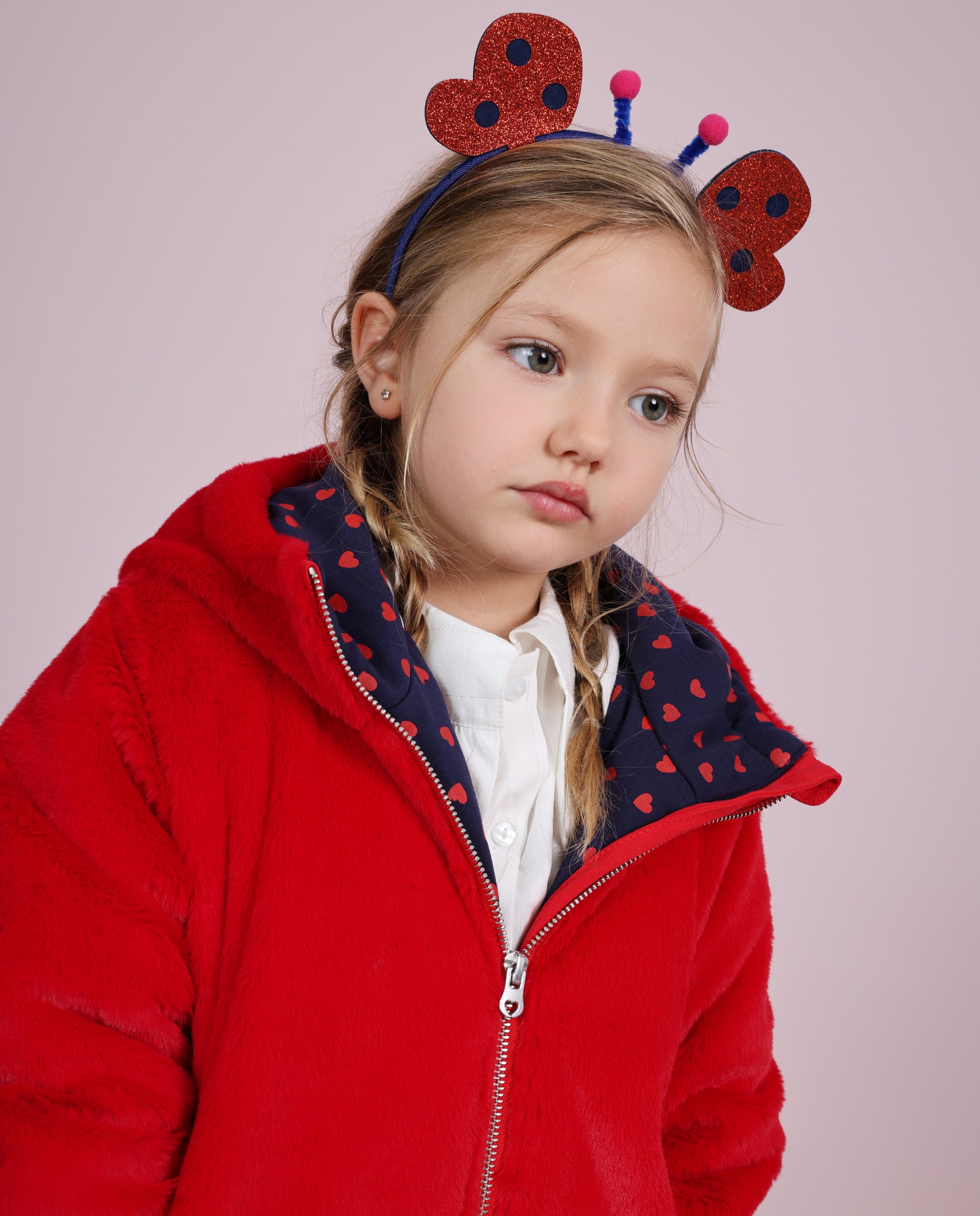 Abrigo de pelo de niña con corazones y cierre de cremallera