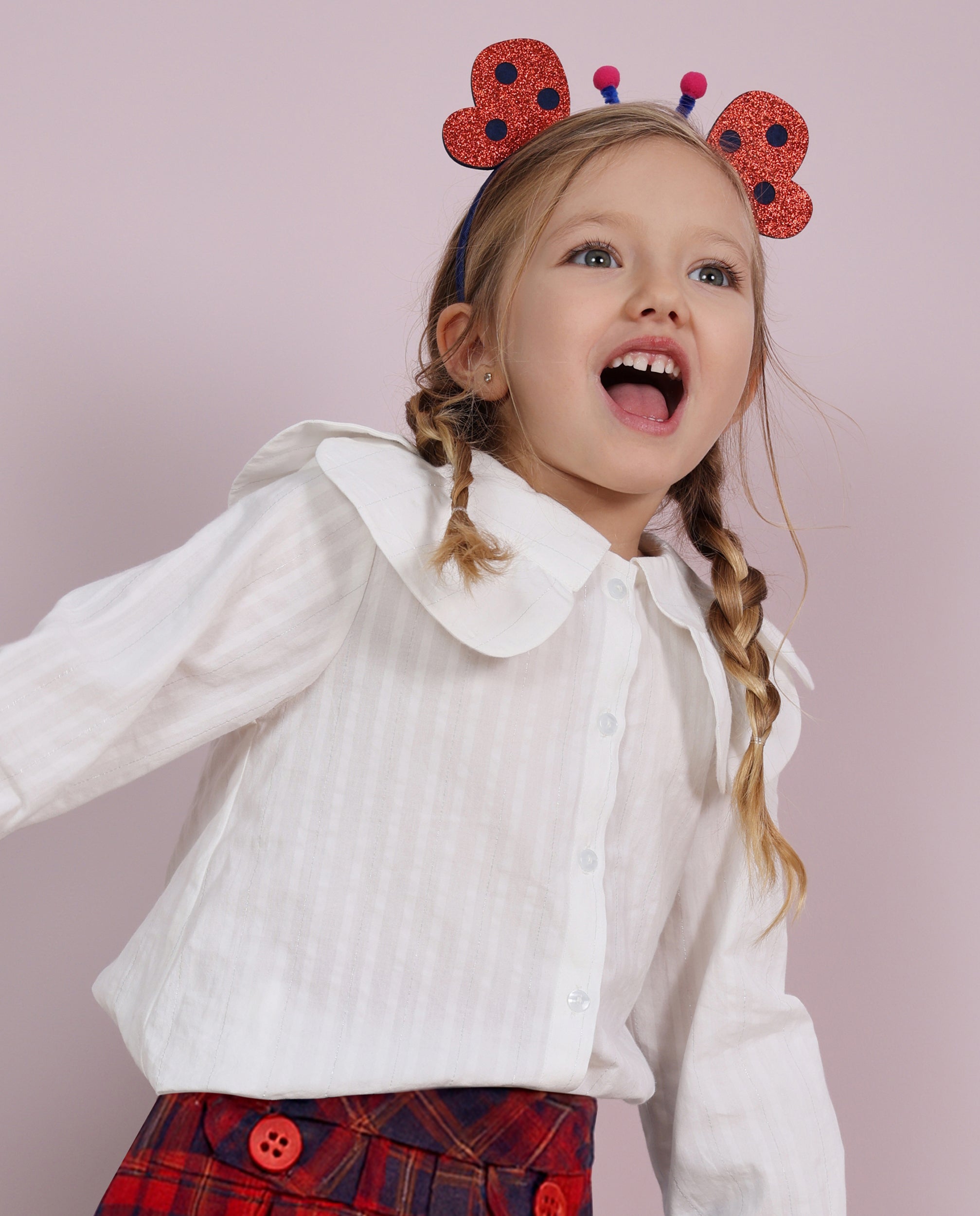 Blusa de niña de tela plana con cuello Peter Pan y botones