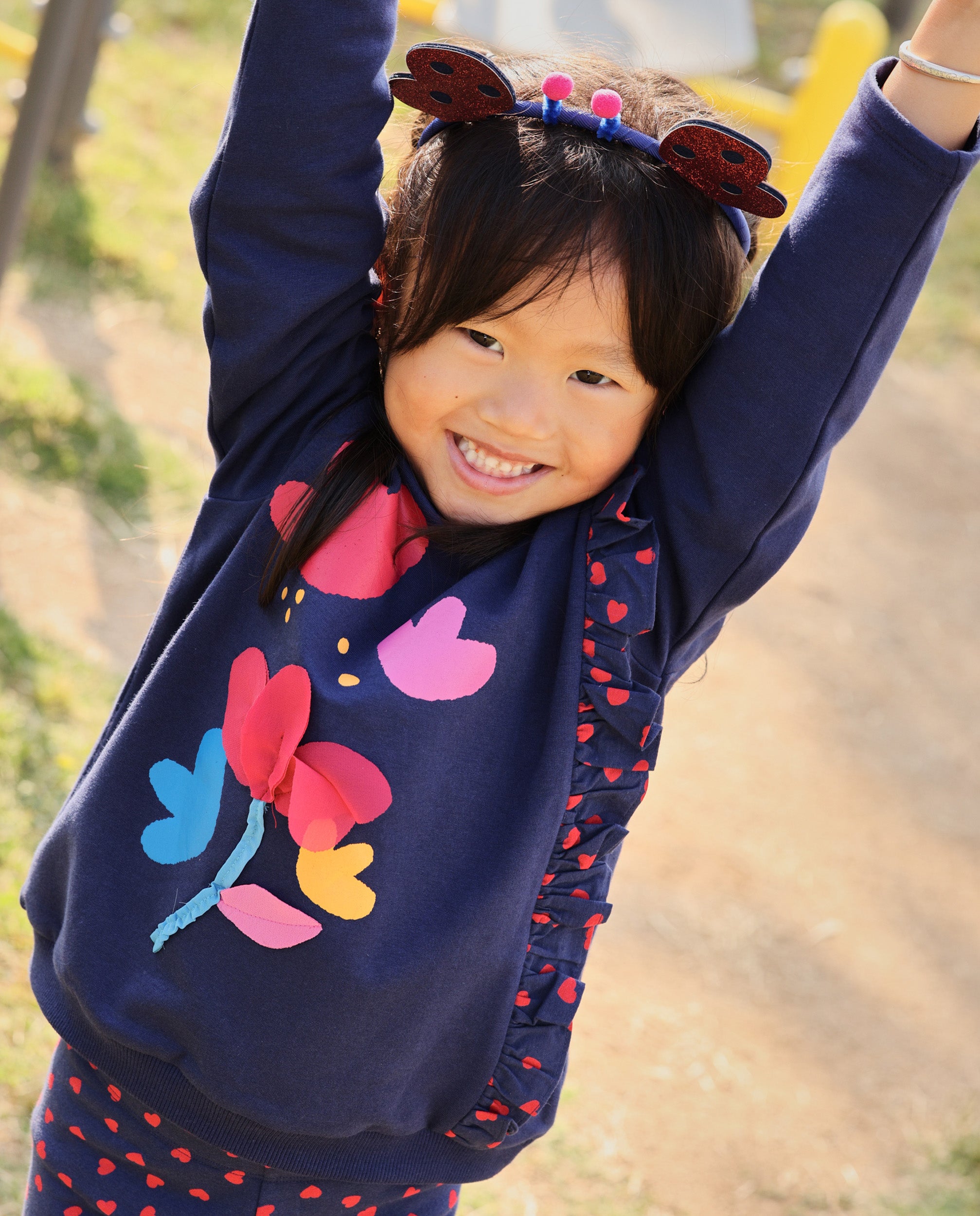 Sudadera de niña de felpa con estampado floral y volantes