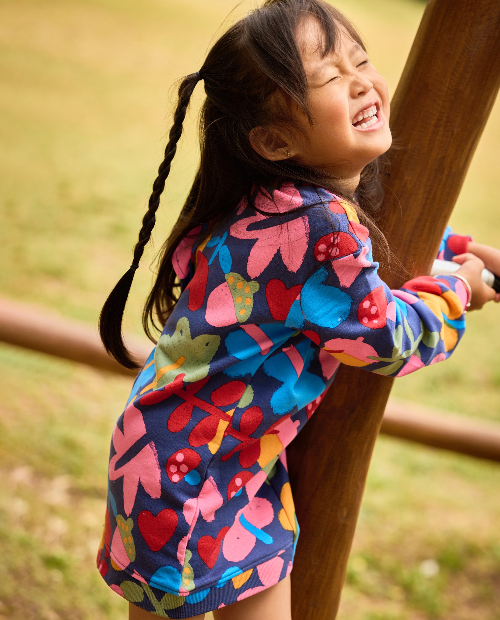 Vestido de niña de felpa con estampado floral y tacto cálido