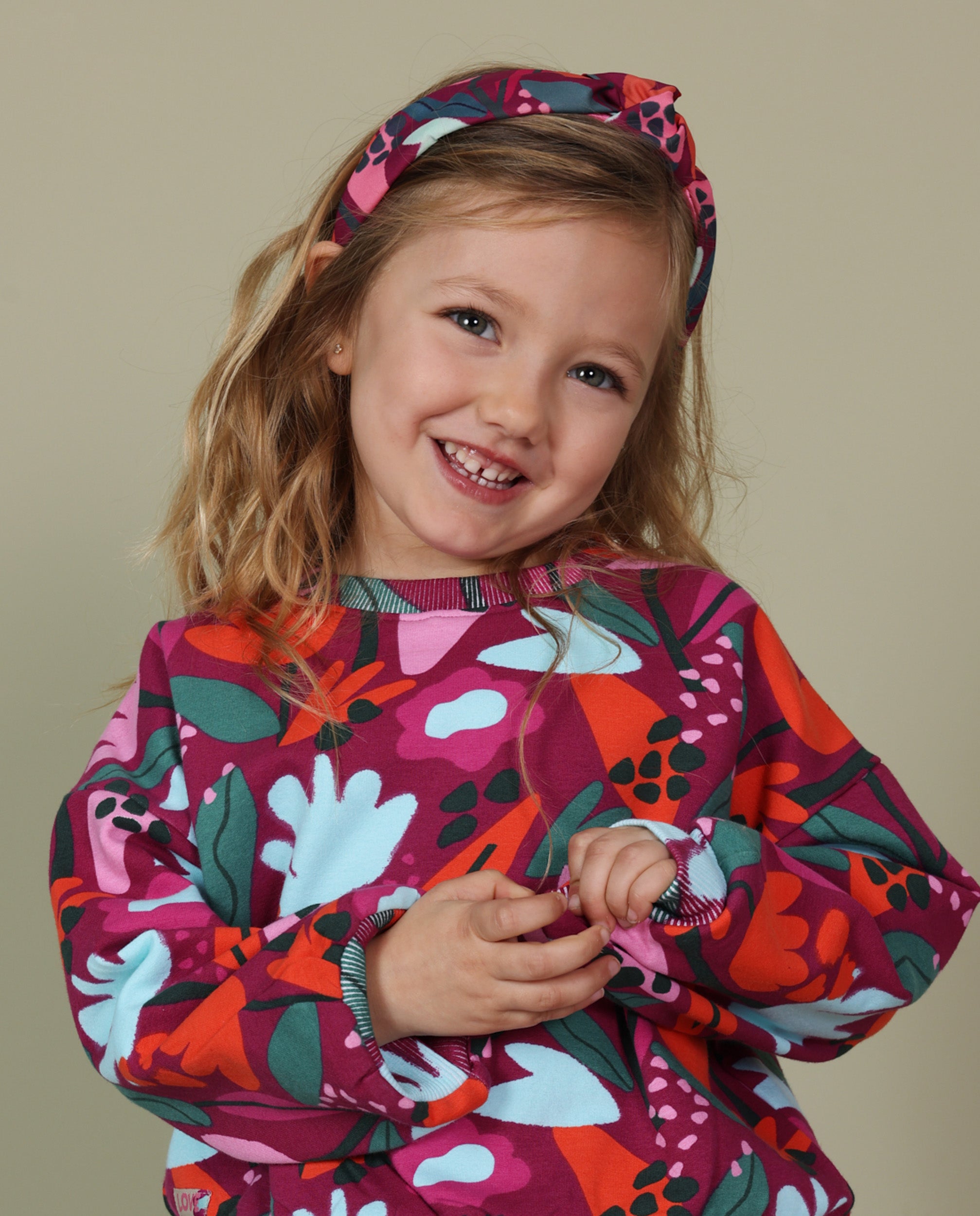 Diadema de niña rígida con estampado floral y colores vivos