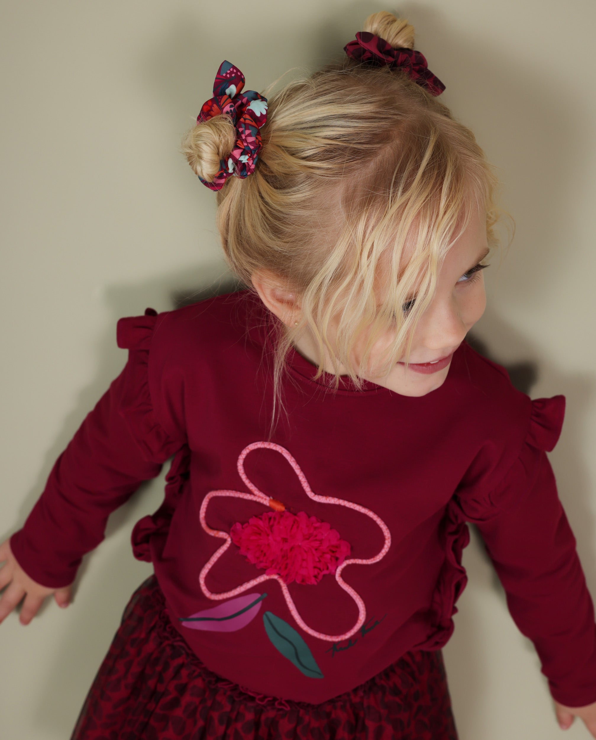 Camiseta de niña de punto con volantes en las mangas y diseño floral