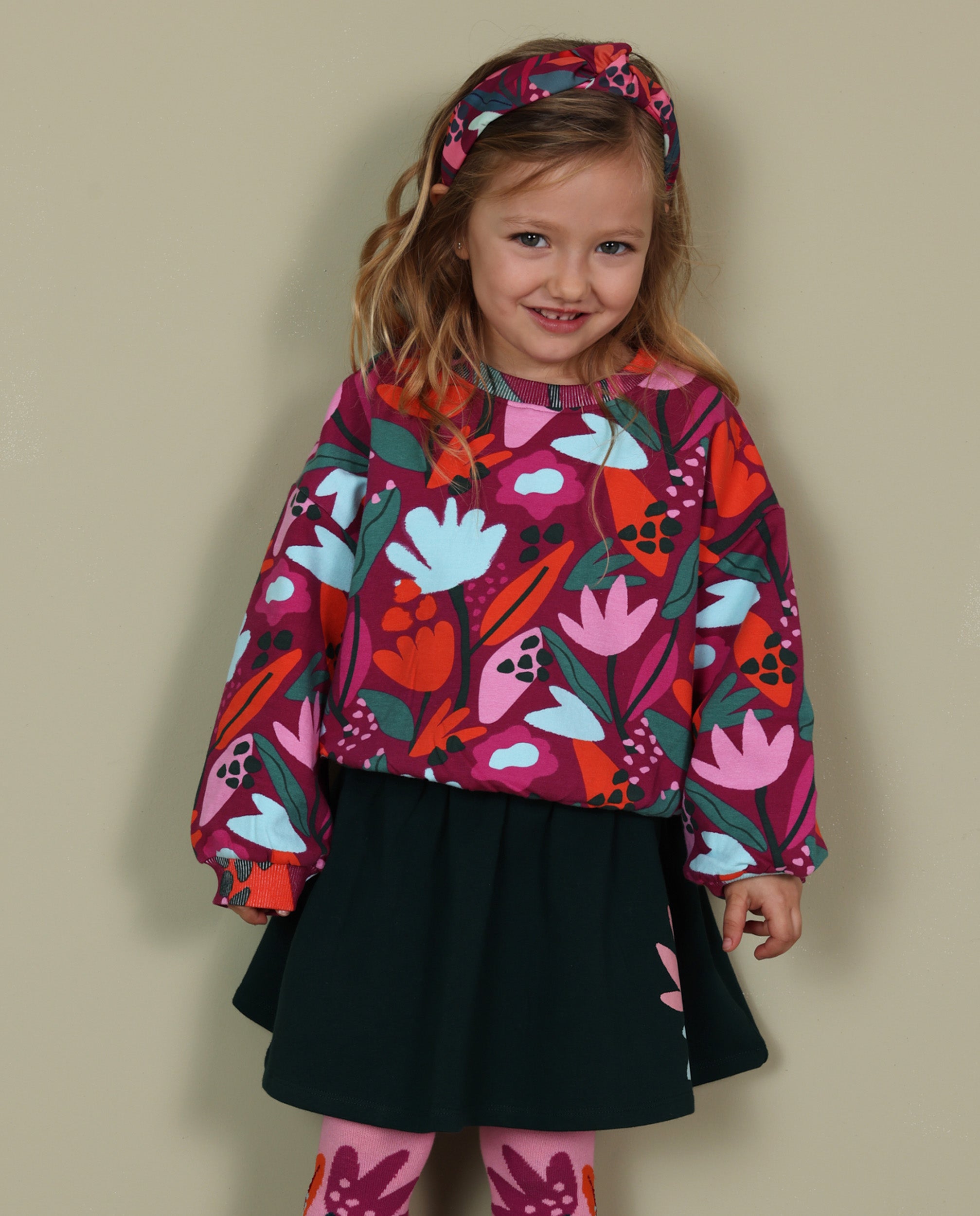 Sudadera de niña de felpa con estampado floral y colores vivos