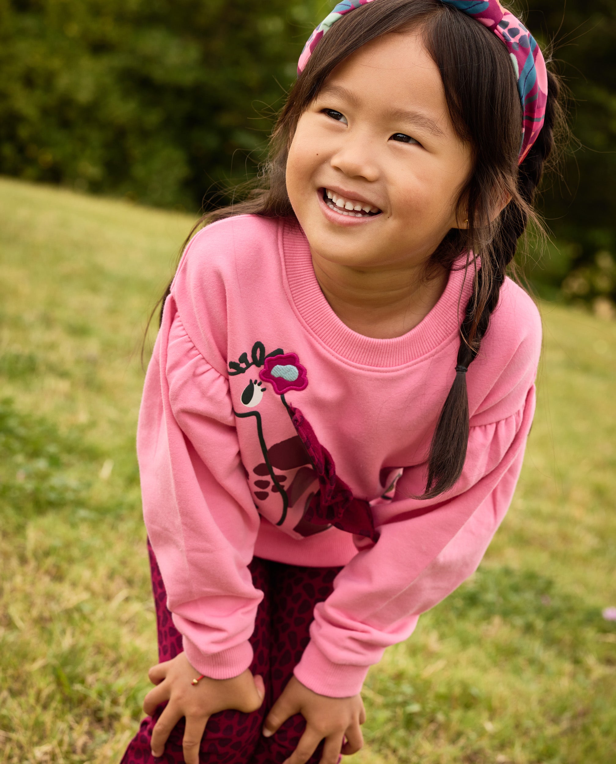 Conjunto de niña de felpa con sudadera de jiraja y pantalones a juego