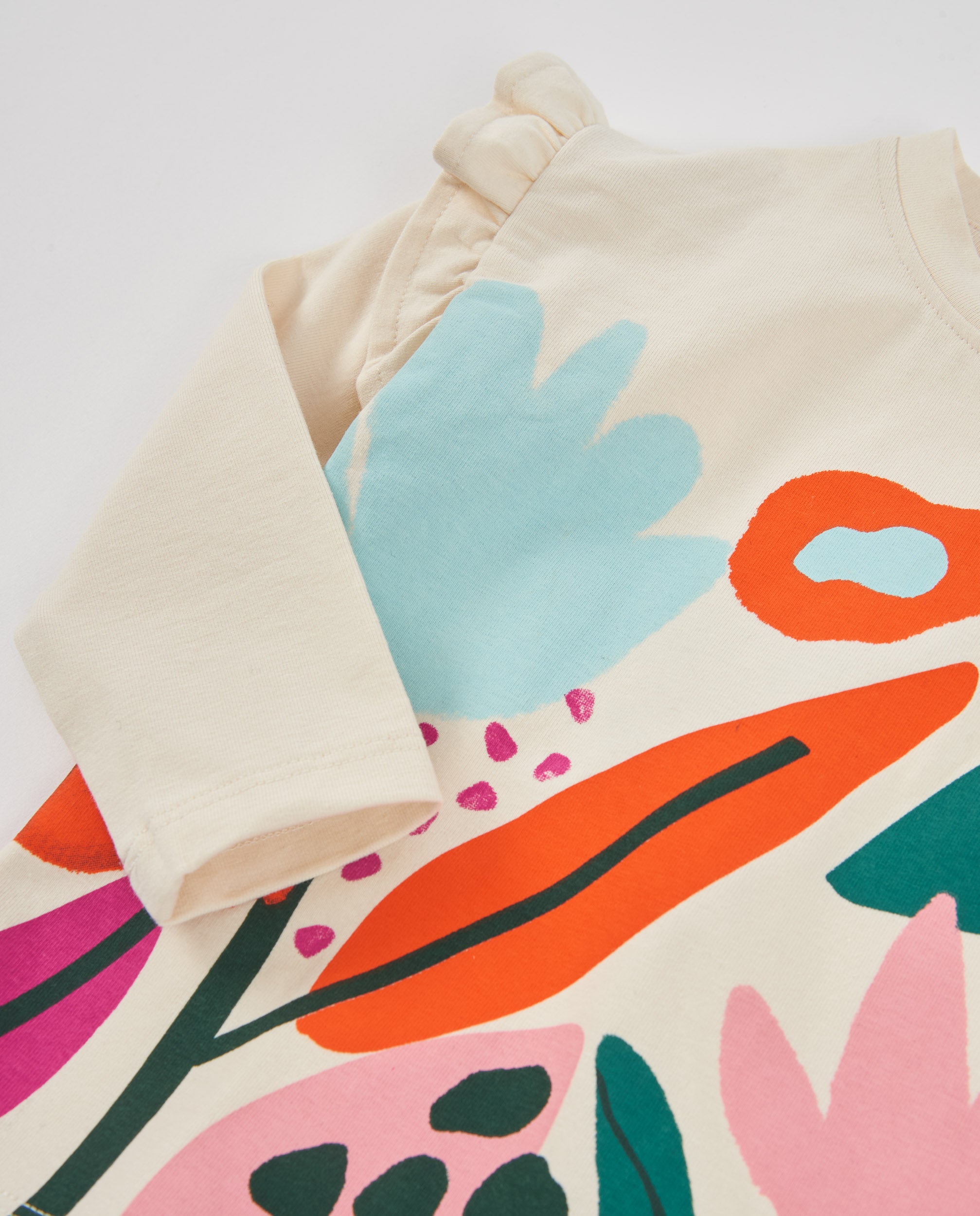 Camiseta de niña de punto con estampado floral y base en crudo