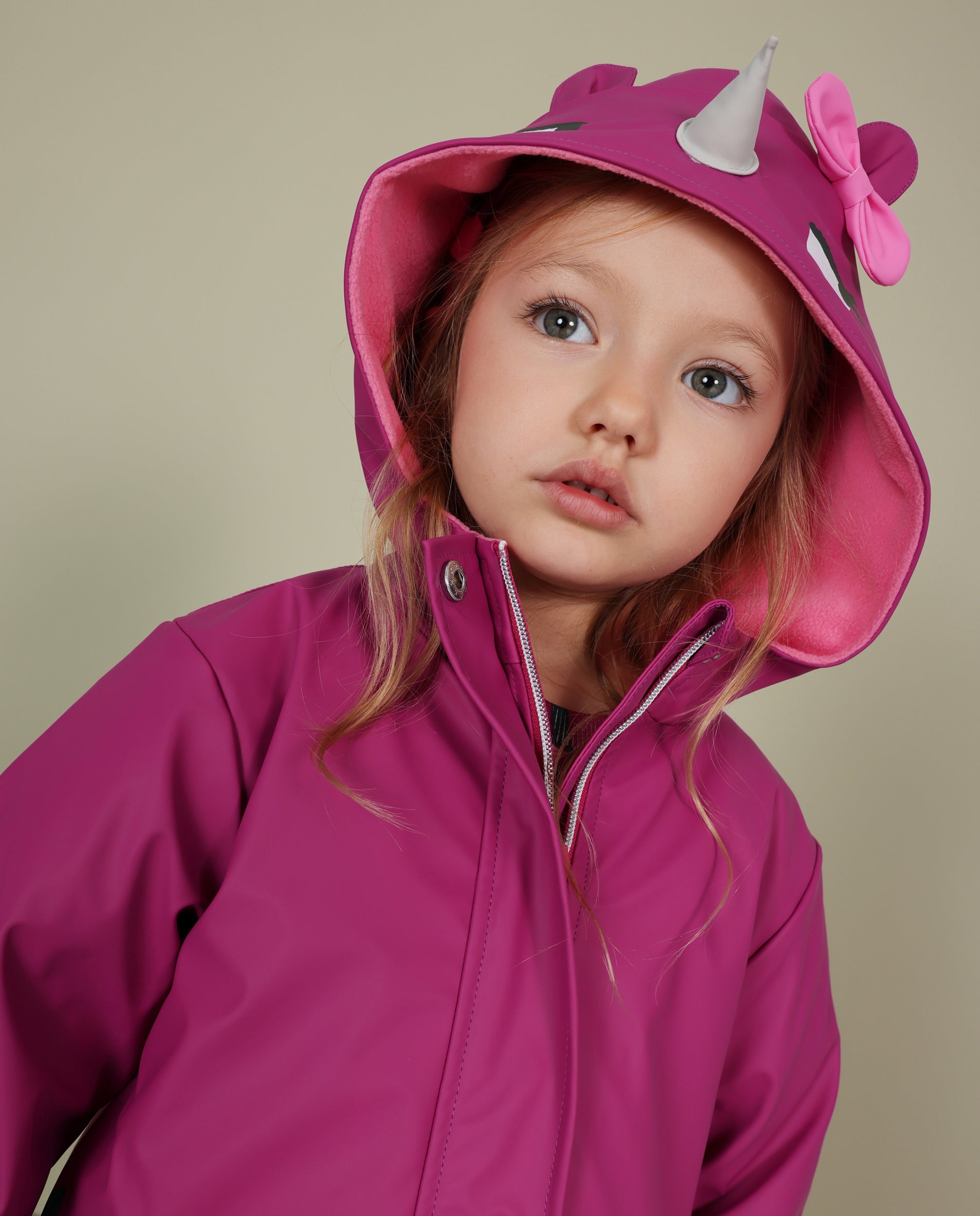 Chubasquero de niña con estampado floral y acabado resistente
