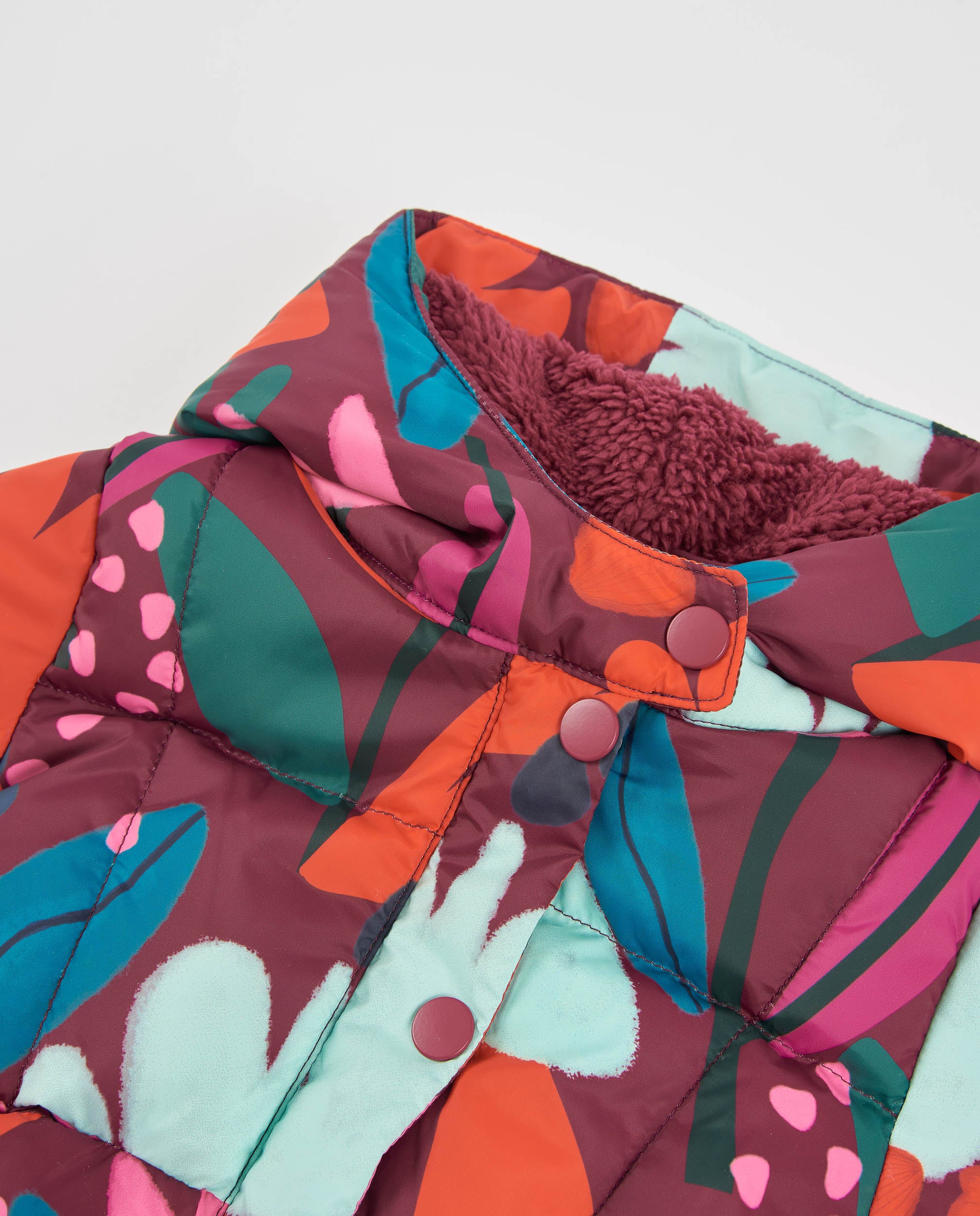 Abrigo de niña acolchado con estampado floral y colores vivos