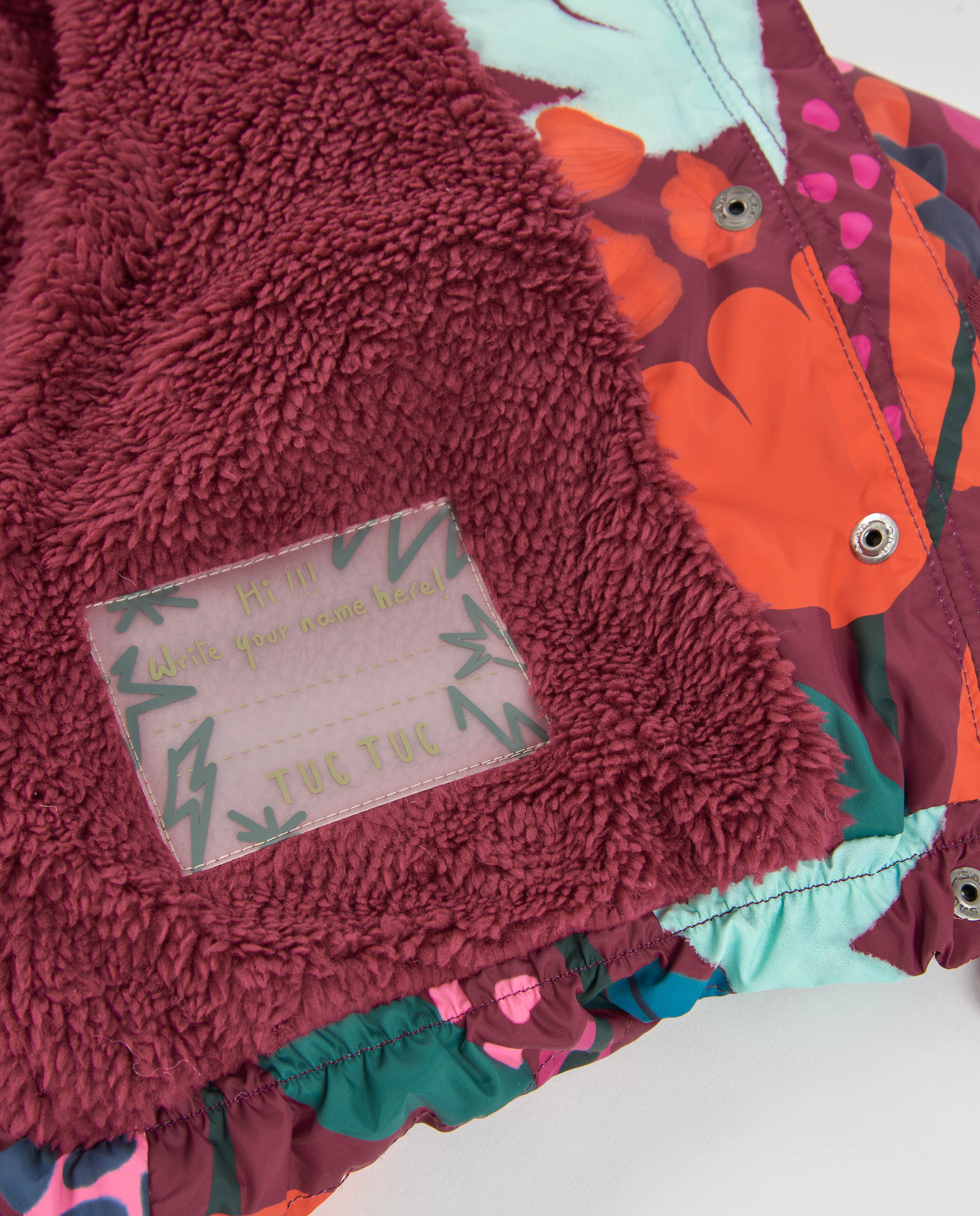 Abrigo de niña acolchado con estampado floral y colores vivos