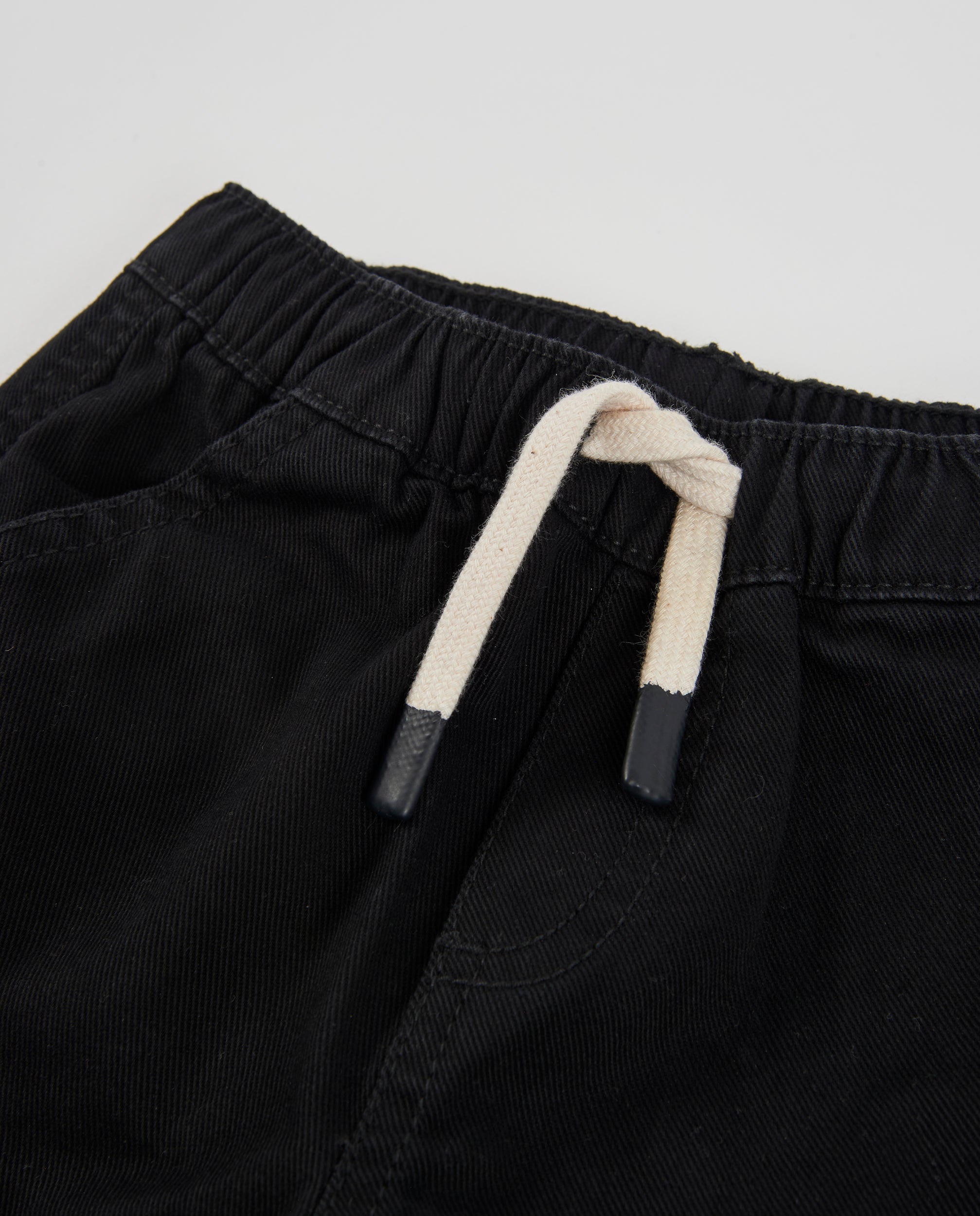Pantalón jogger de niño de sarga con bolsillos y cordón ajustable