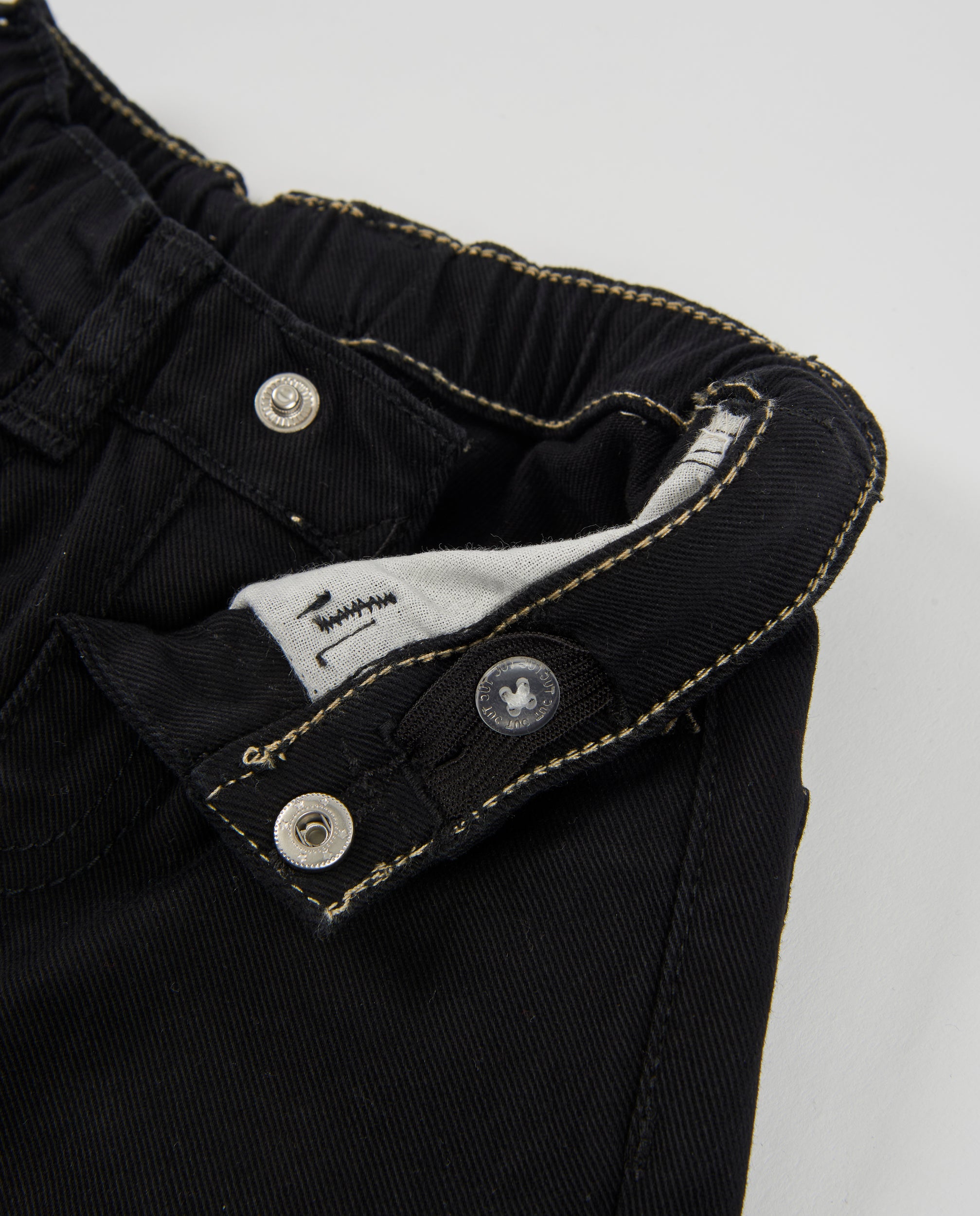 Pantalón de niño de sarga con cintura ajustable y diseño versátil