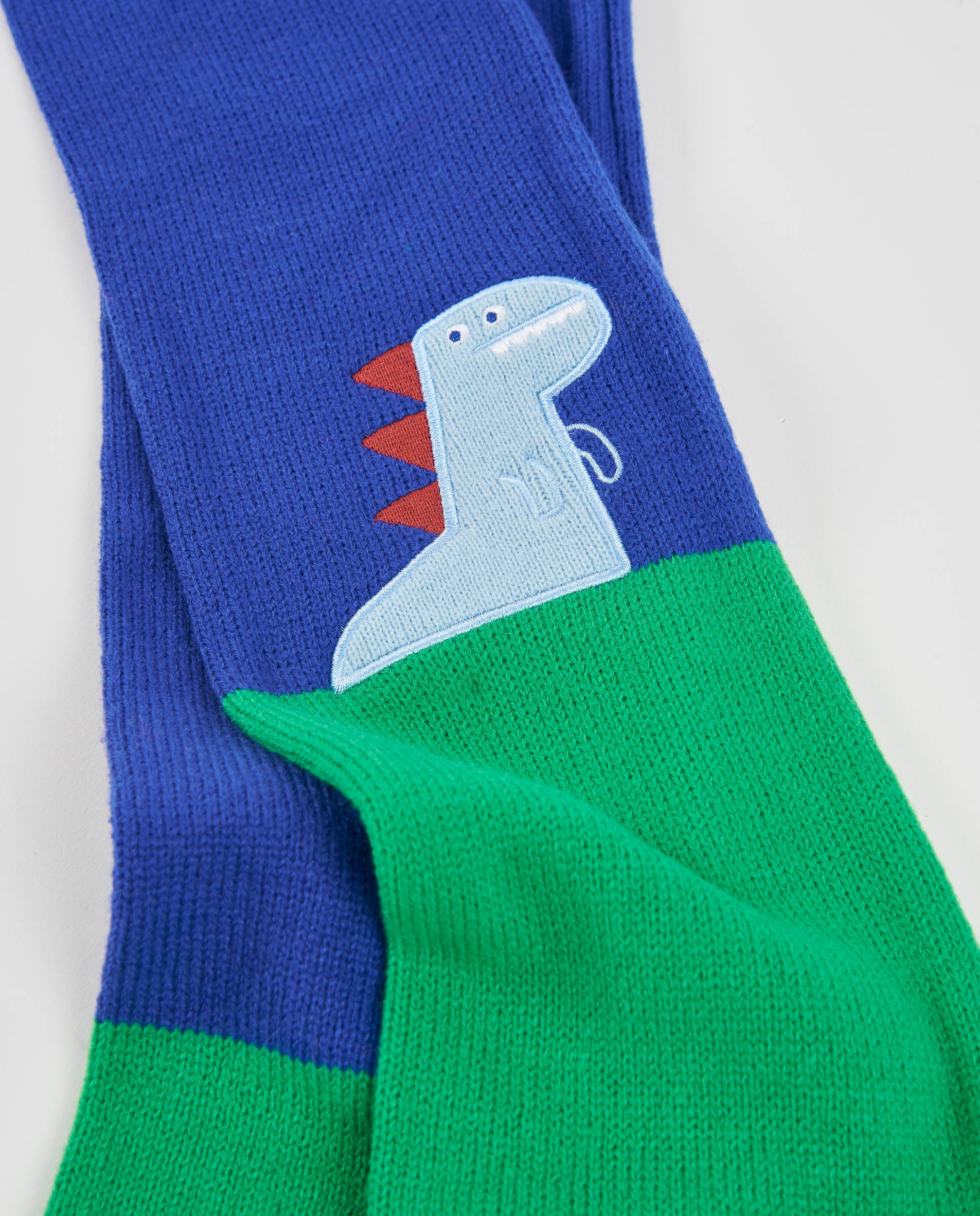Set de niño de tricot con gorro y bufanda de diseño de dinosaurio