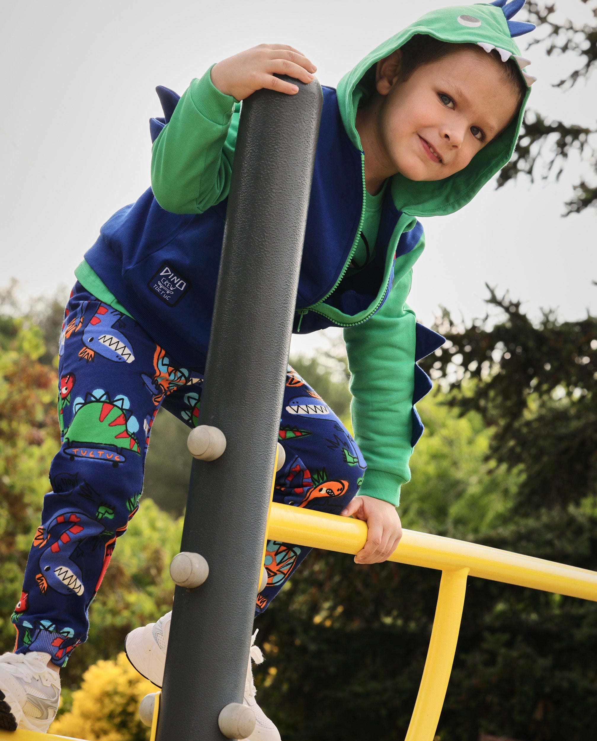 Pantalón de niño de felpa con print de dinosaurios y tejido resistente