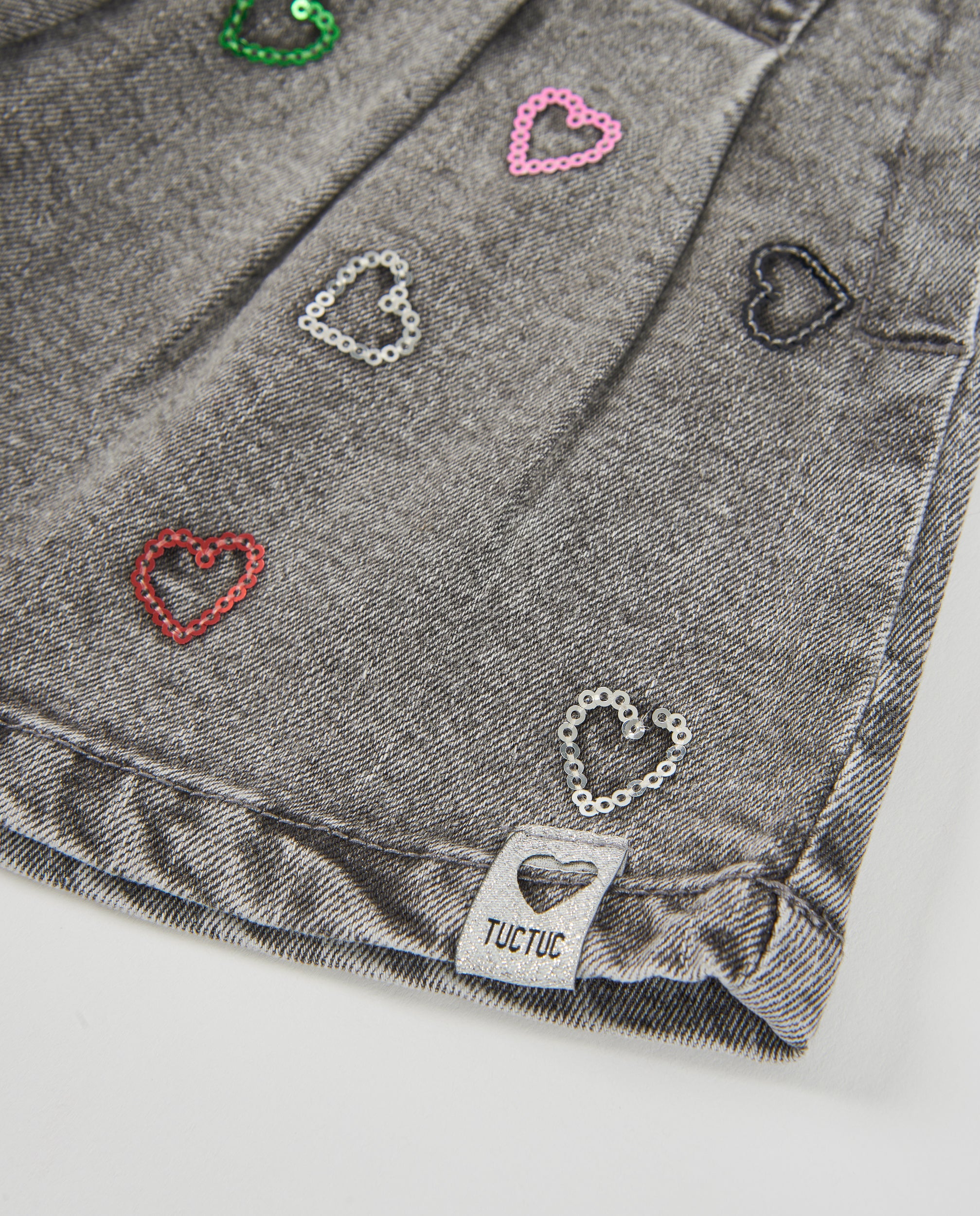 Falda de niña de denim con bordado de corazones