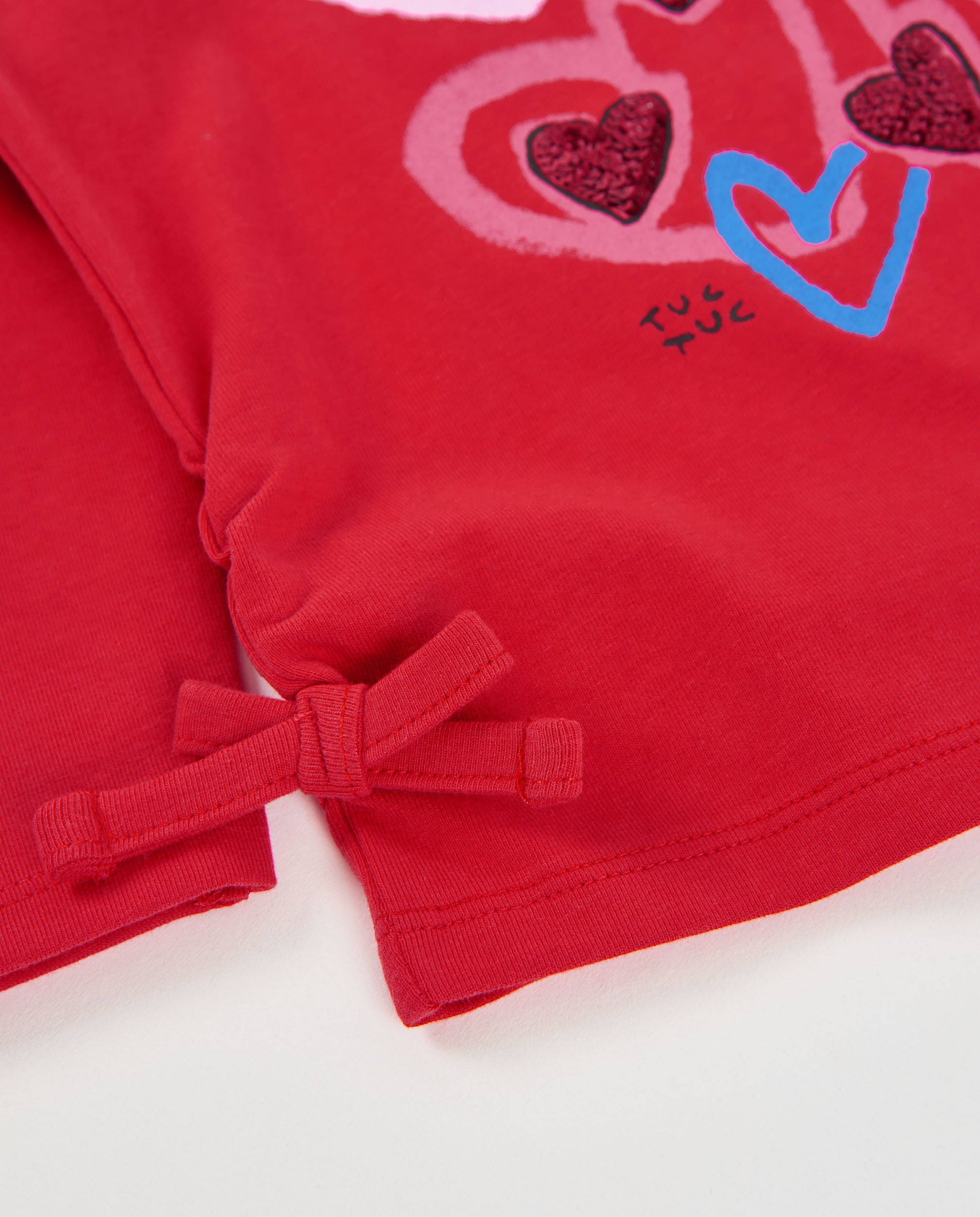 Camiseta de niña de punto con diseño de corazones y lazos