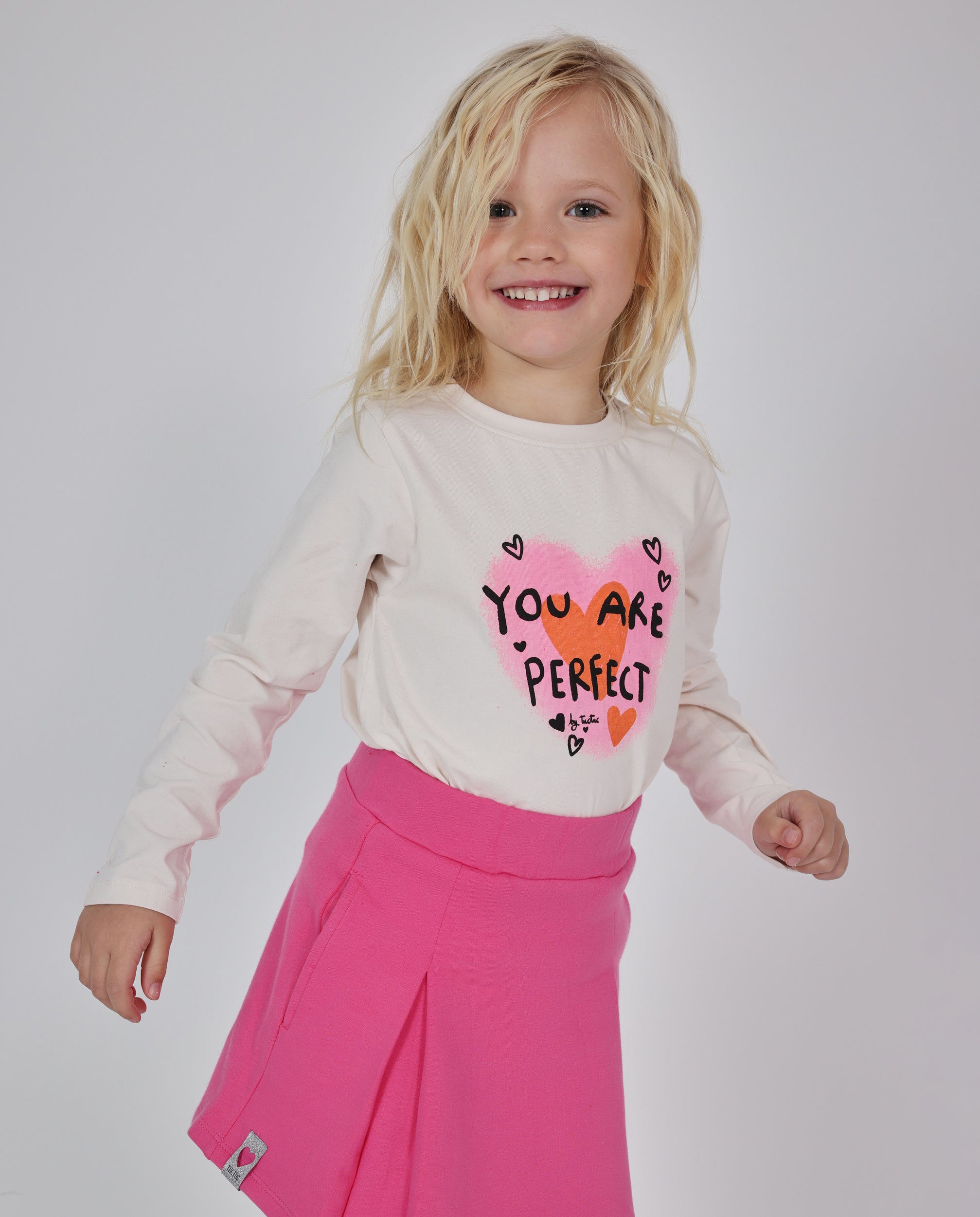 Camiseta de niña de punto con estampado central y mensaje alegre