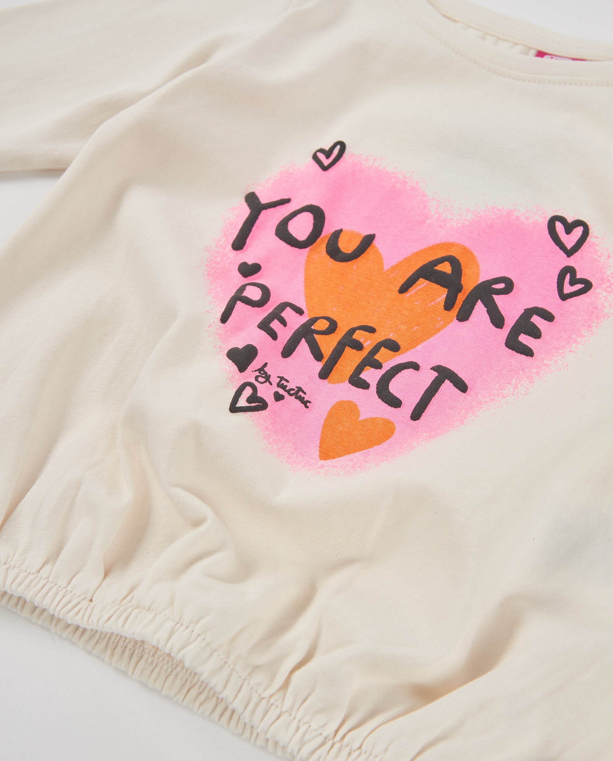 Camiseta de niña de punto con estampado central y mensaje alegre