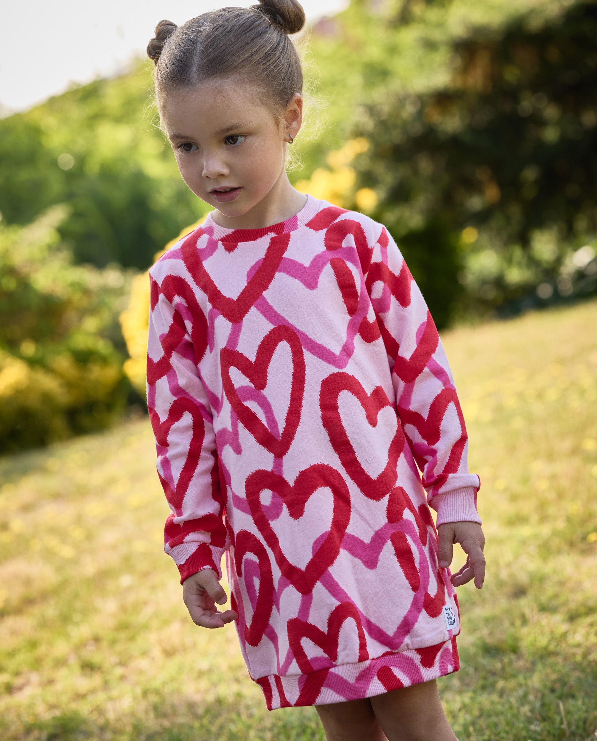 Vestido de niña de felpa con estampado de corazones y tacto suave
