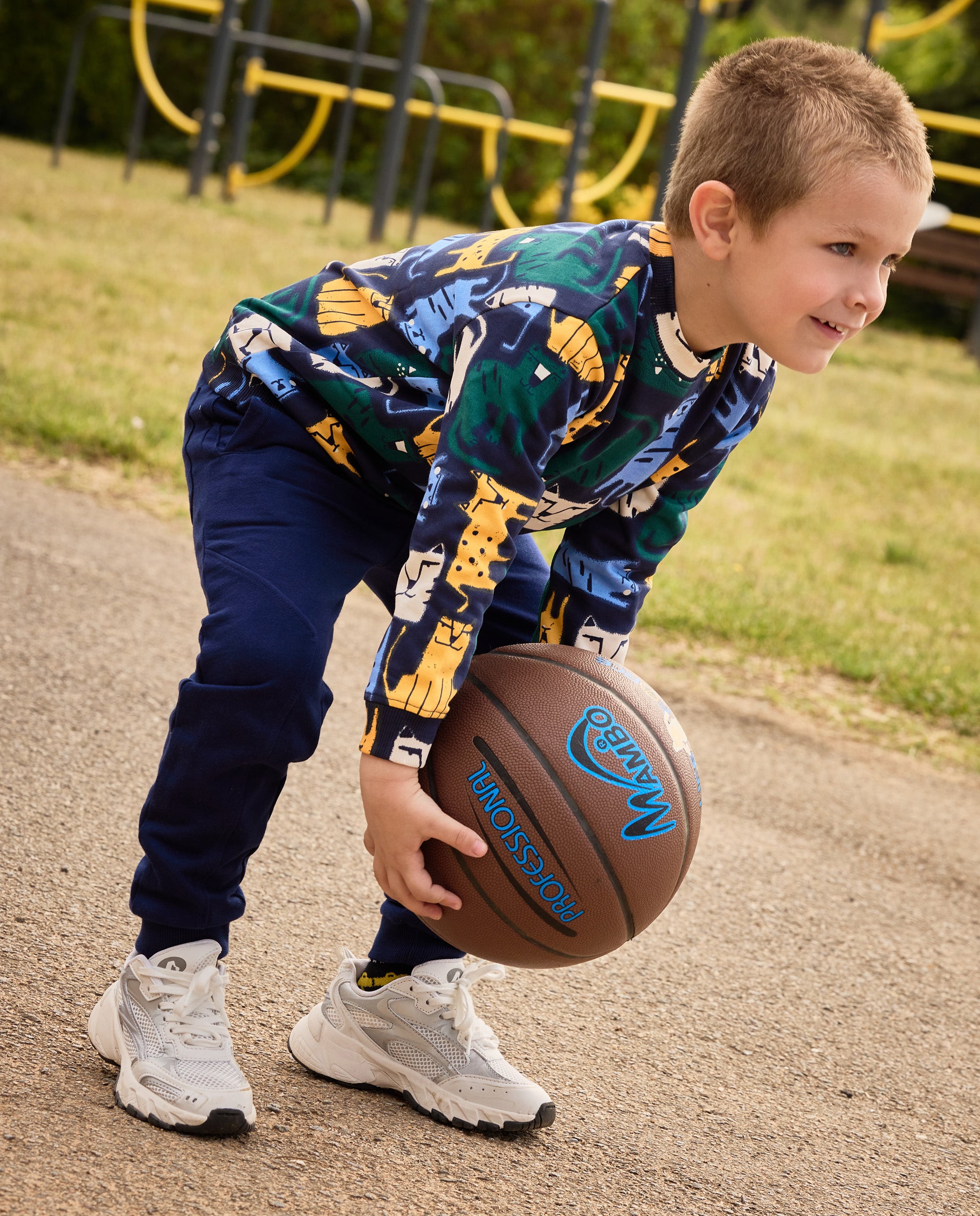 Conjunto de niño de felpa con sudadera de diseño de tigres y pantalón a juego