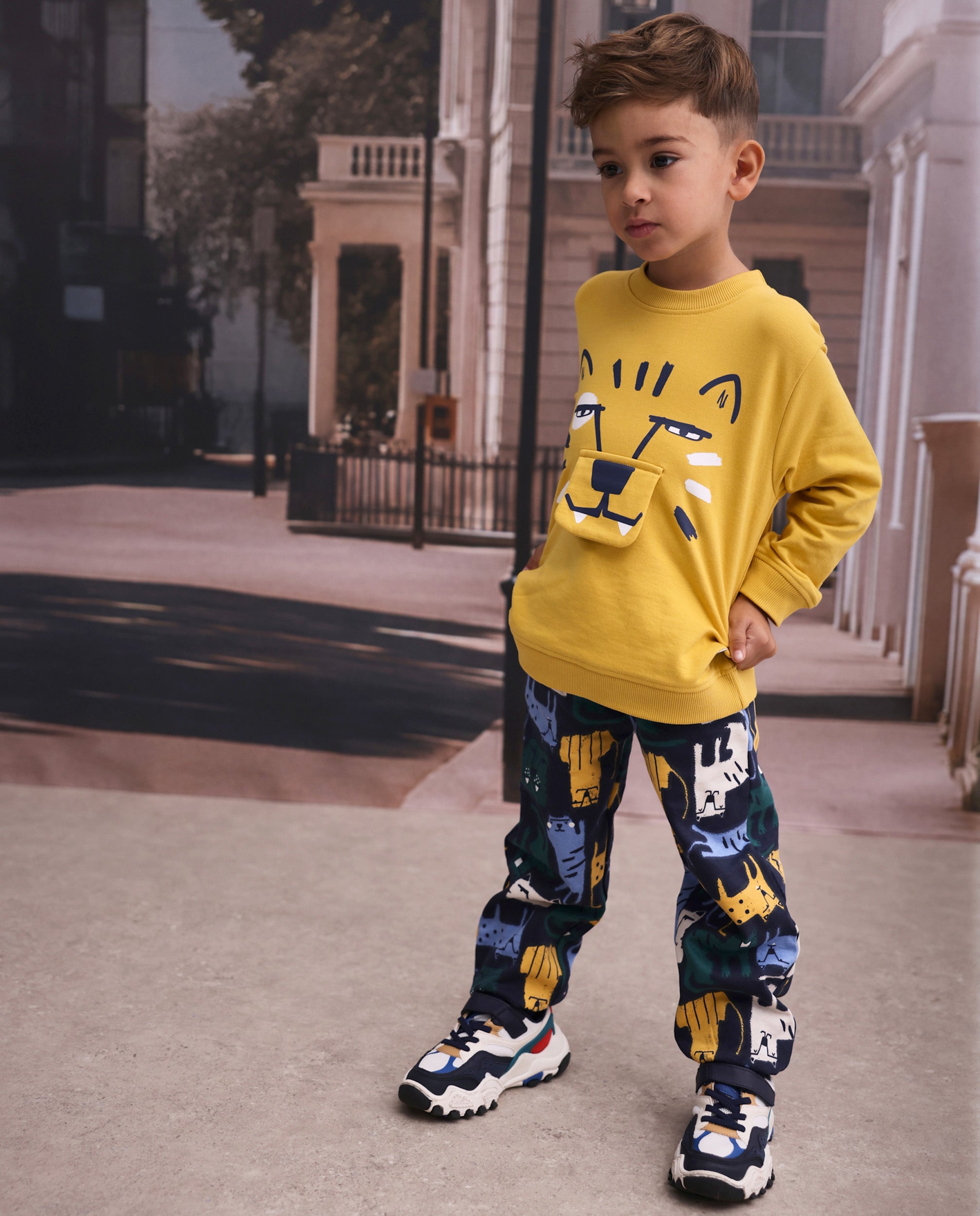 Pantalón de niño de felpa con estampado de animales y colores vivos