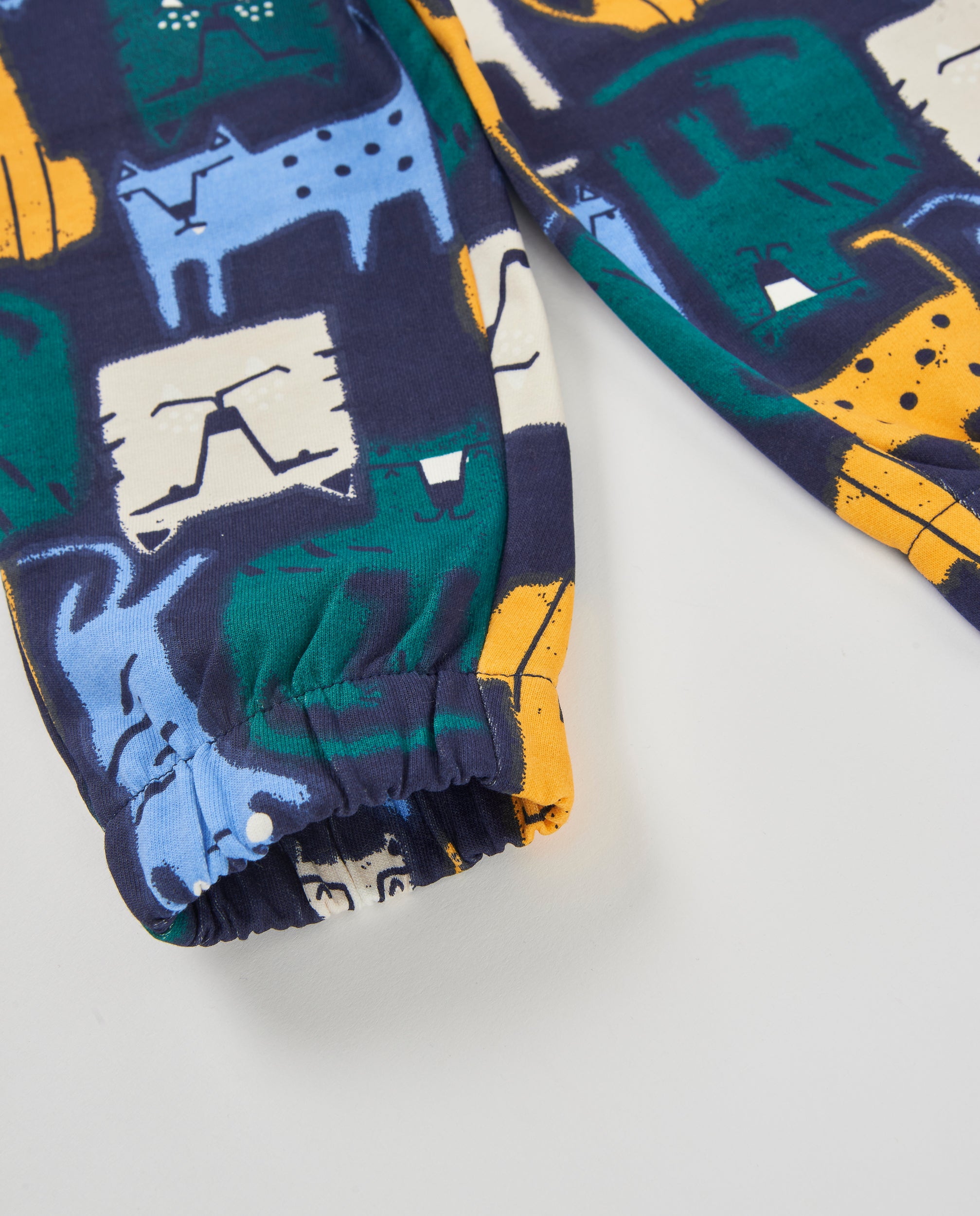 Pantalón de niño de felpa con estampado de animales y colores vivos
