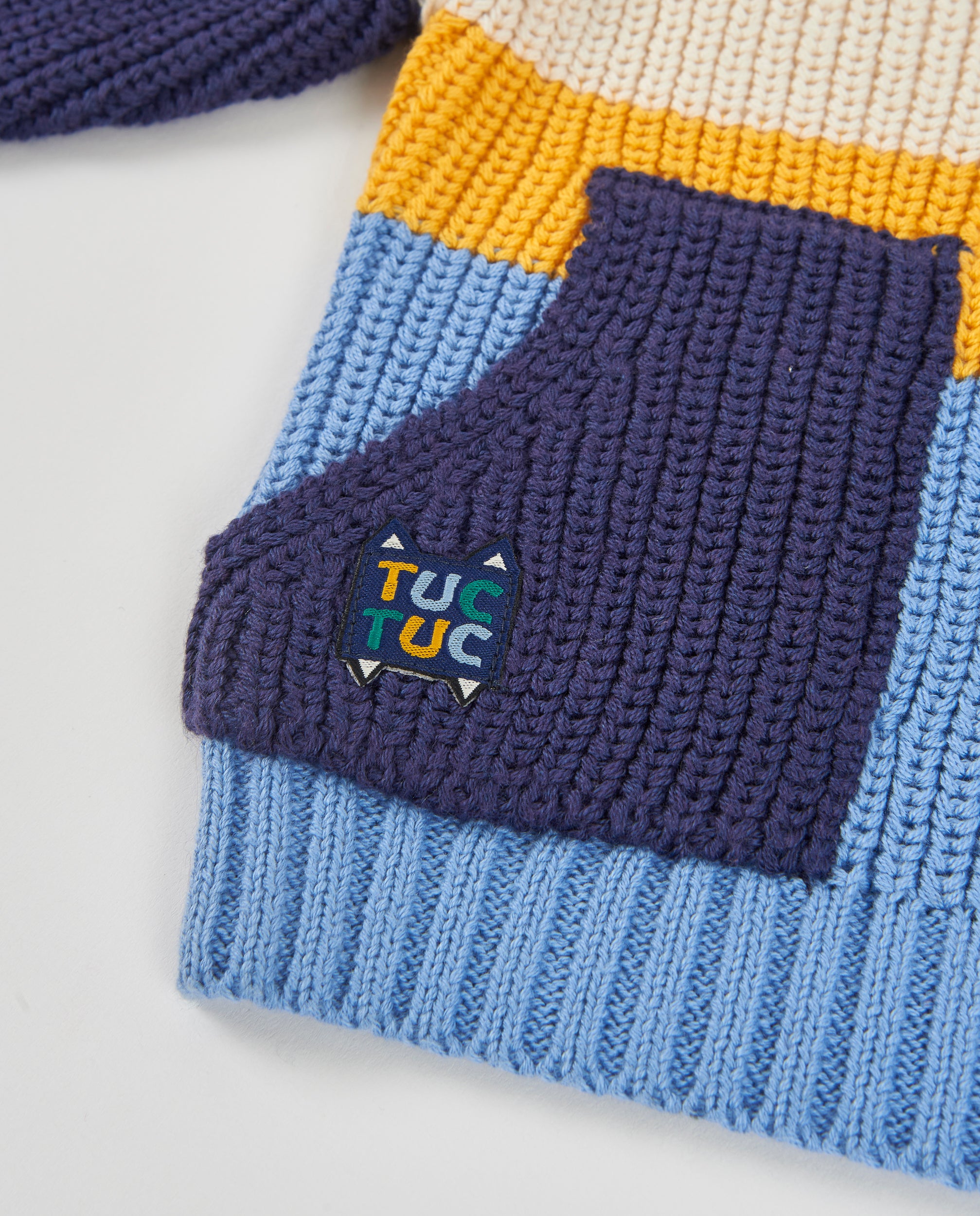 Jersey de niño de tricot con bloques de colores y tejido cálido