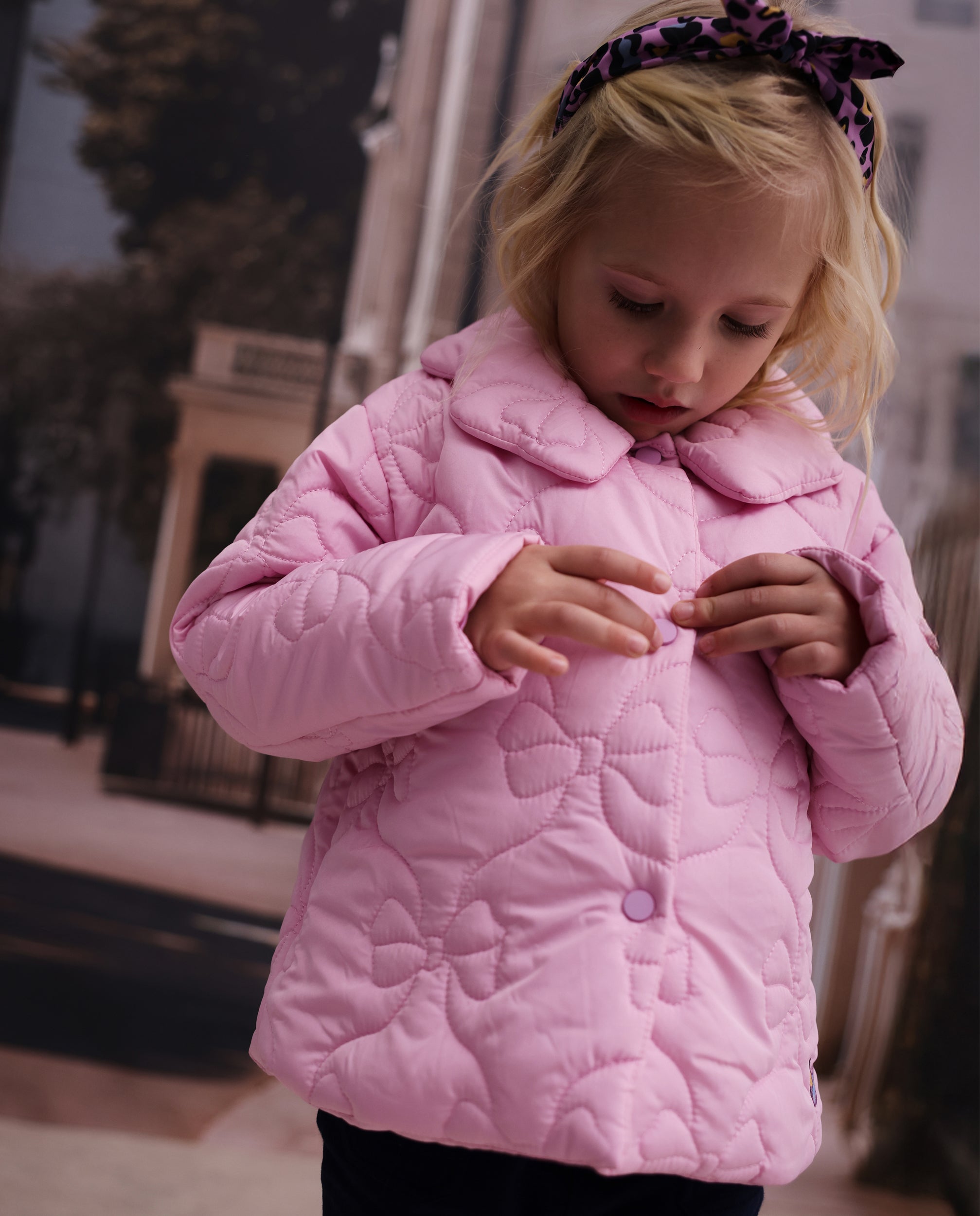 Abrigo de niña acolchado con diseño de lazo y aislamiento térmico