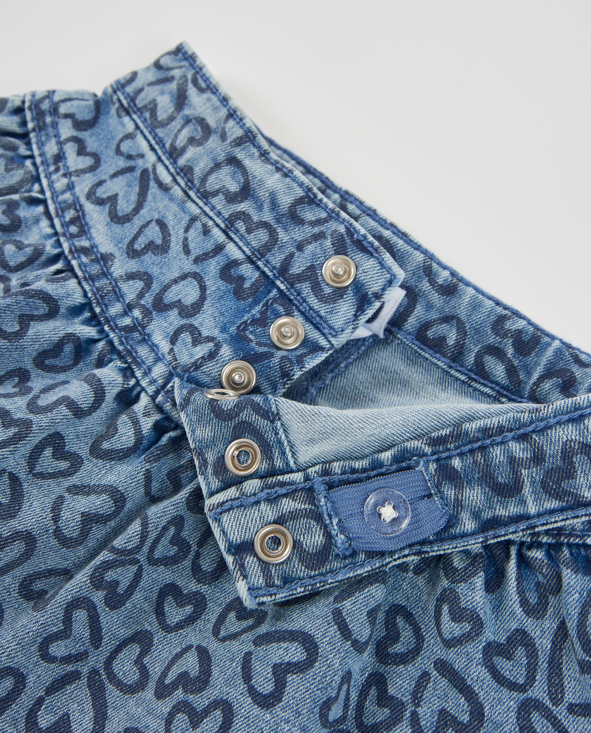 Falda de niña de denim con estampado de corazones y tejido resistente