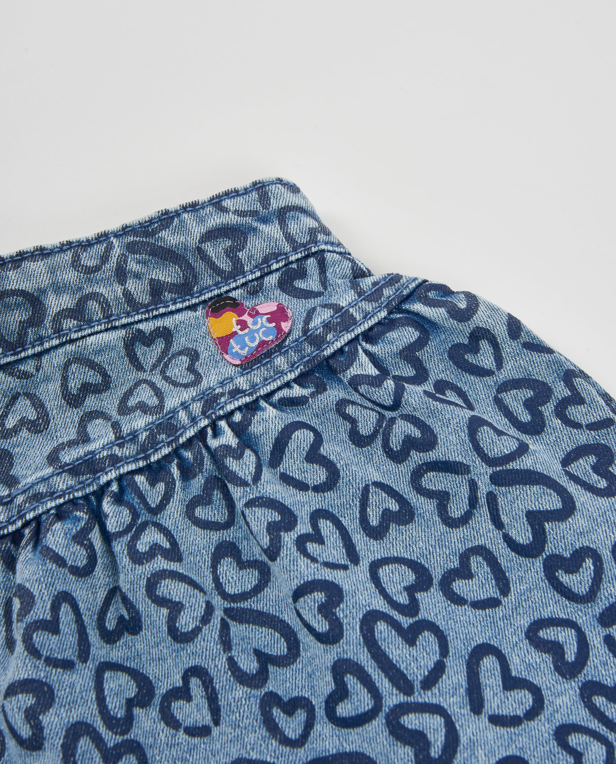 Falda de niña de denim con estampado de corazones y tejido resistente