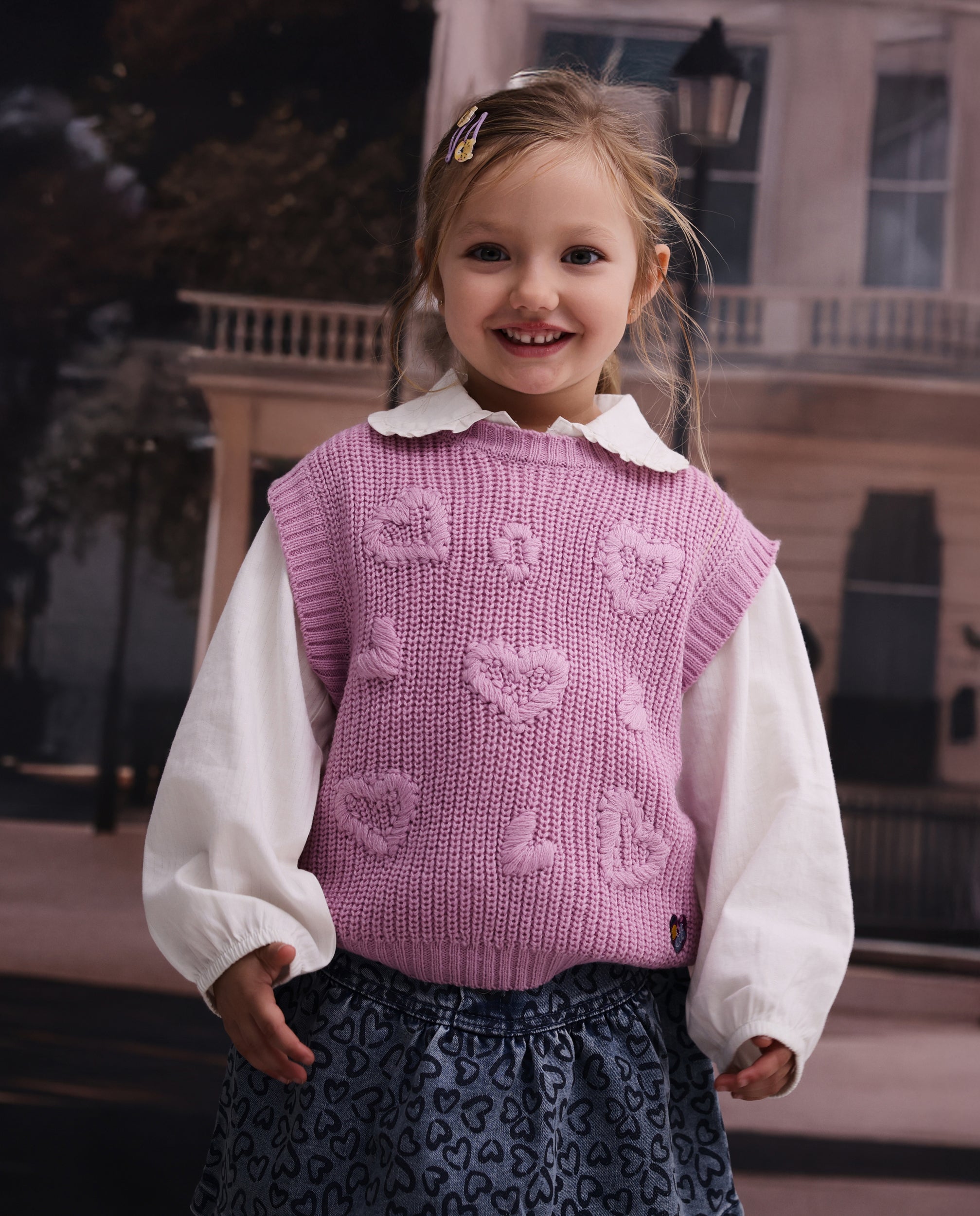 Chaleco de niña de tricot con corazones y tejido cálido