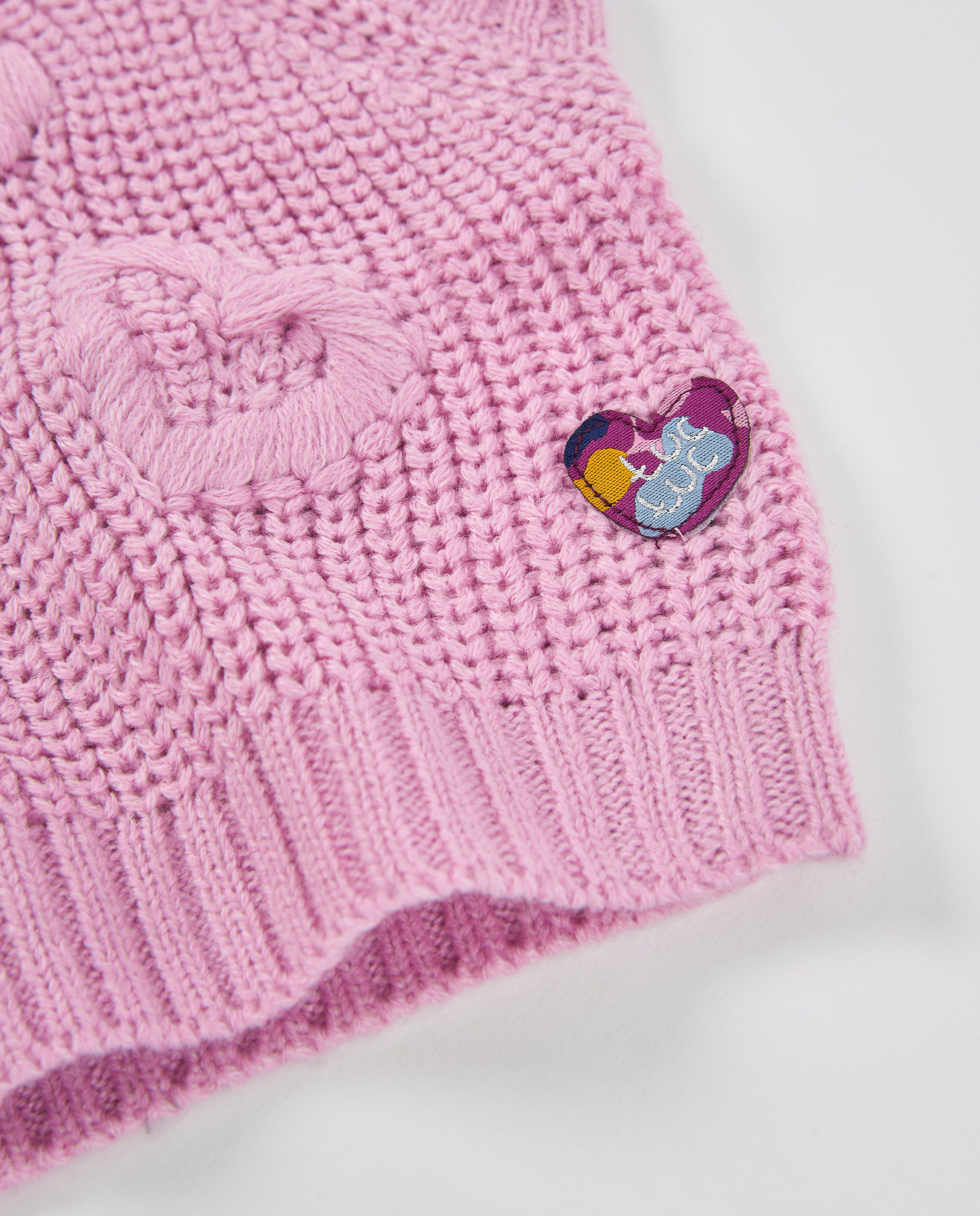 Chaleco de niña de tricot con corazones y tejido cálido