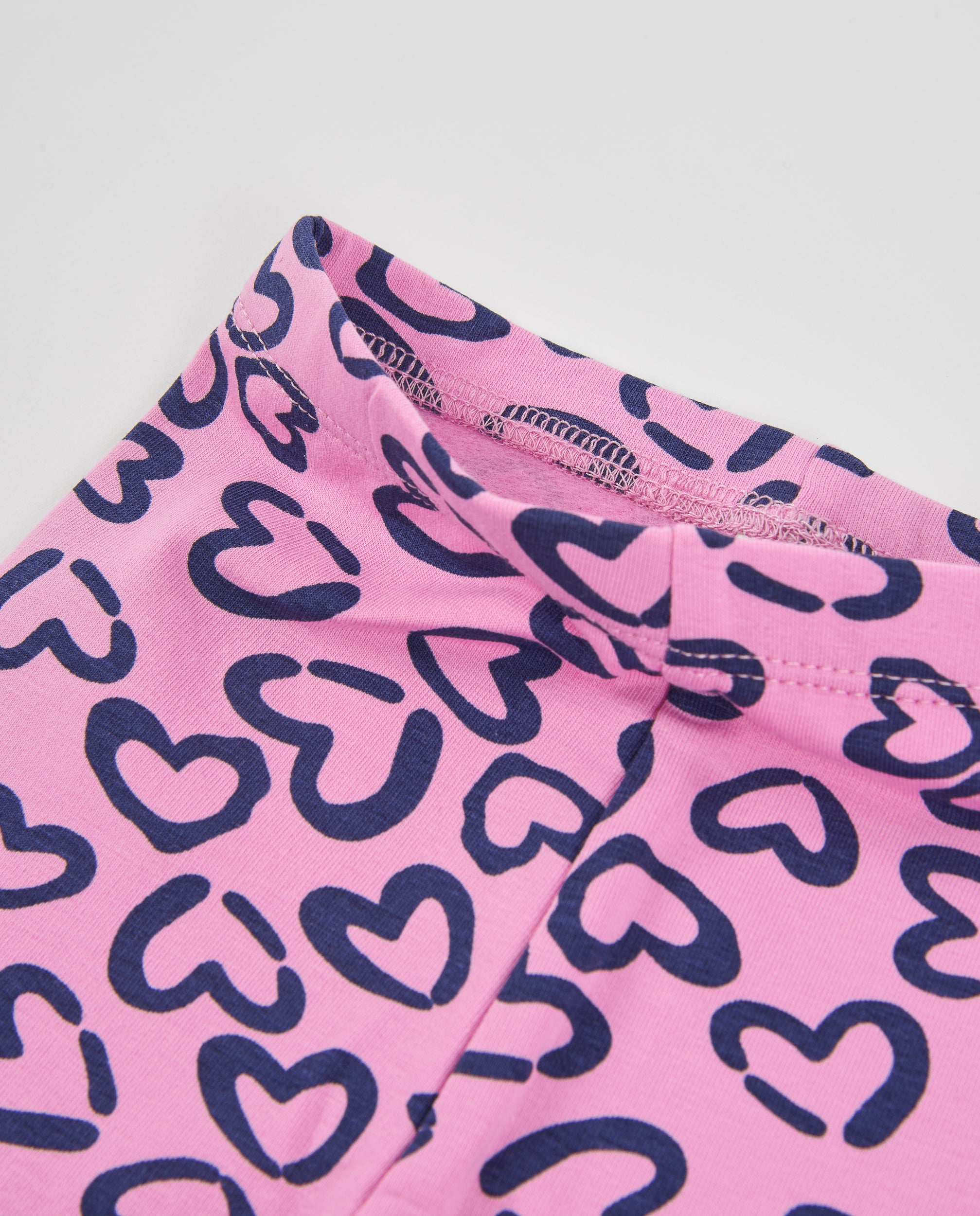 Legging de niña de felpa con diseño de corazones y detalles en contraste