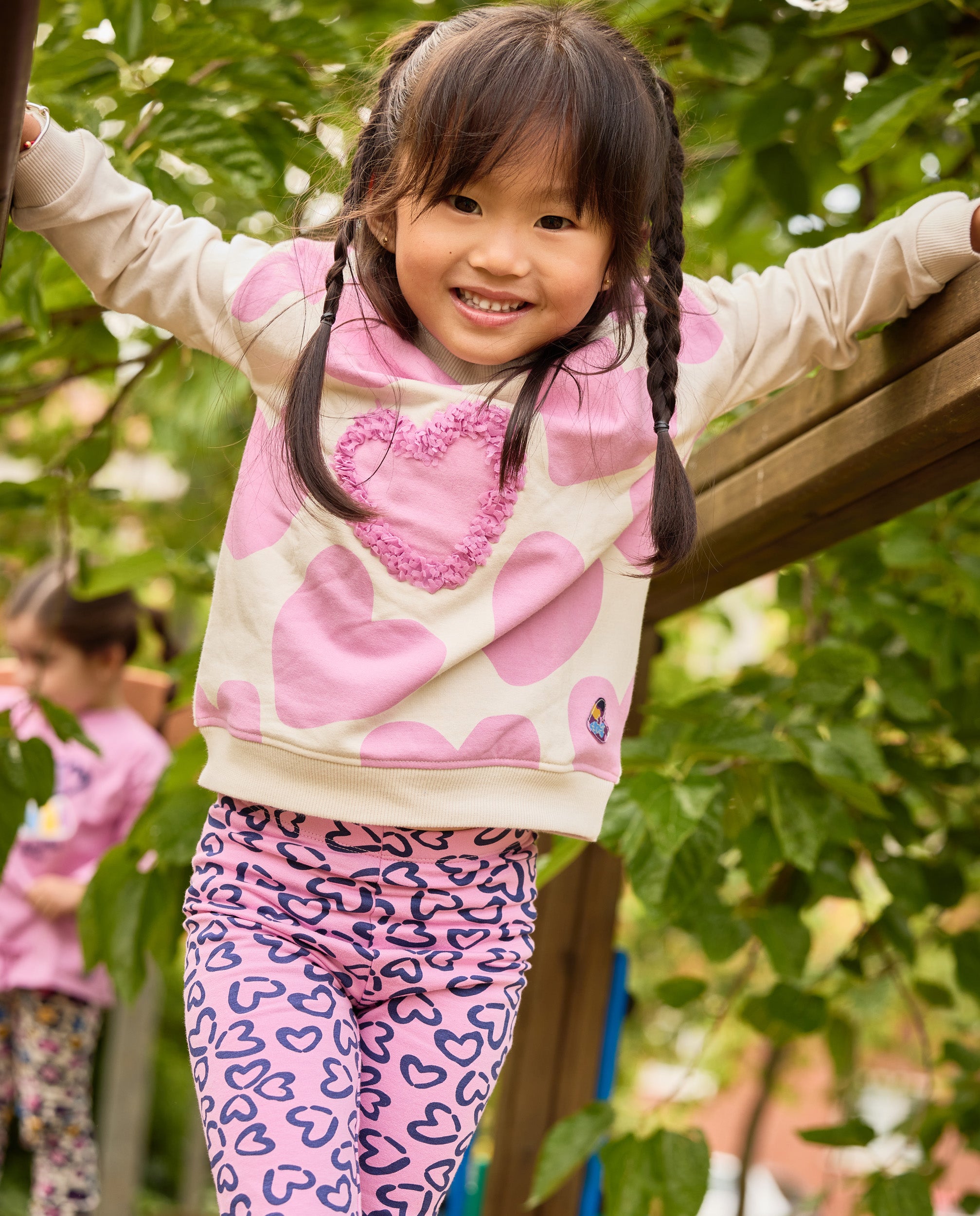 Conjunto de niña de felpa con sudadera de corazones y leggings a juego