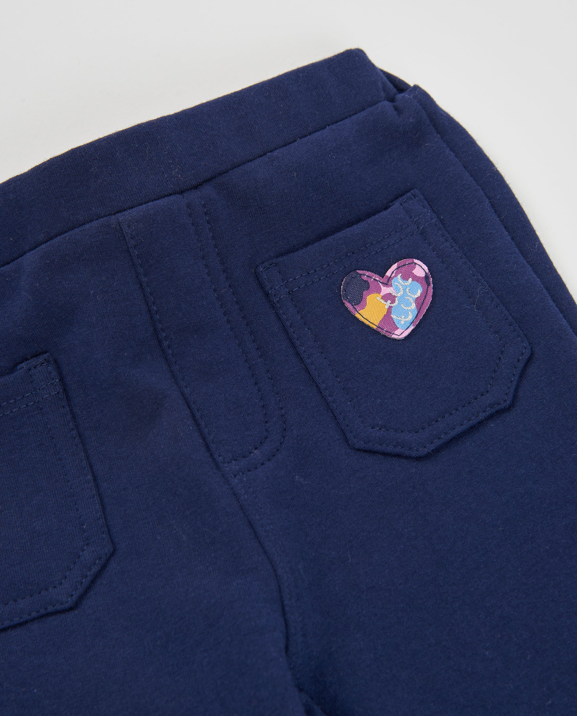 Pantalón de niña de punto con bolsillos y tejido cómodo