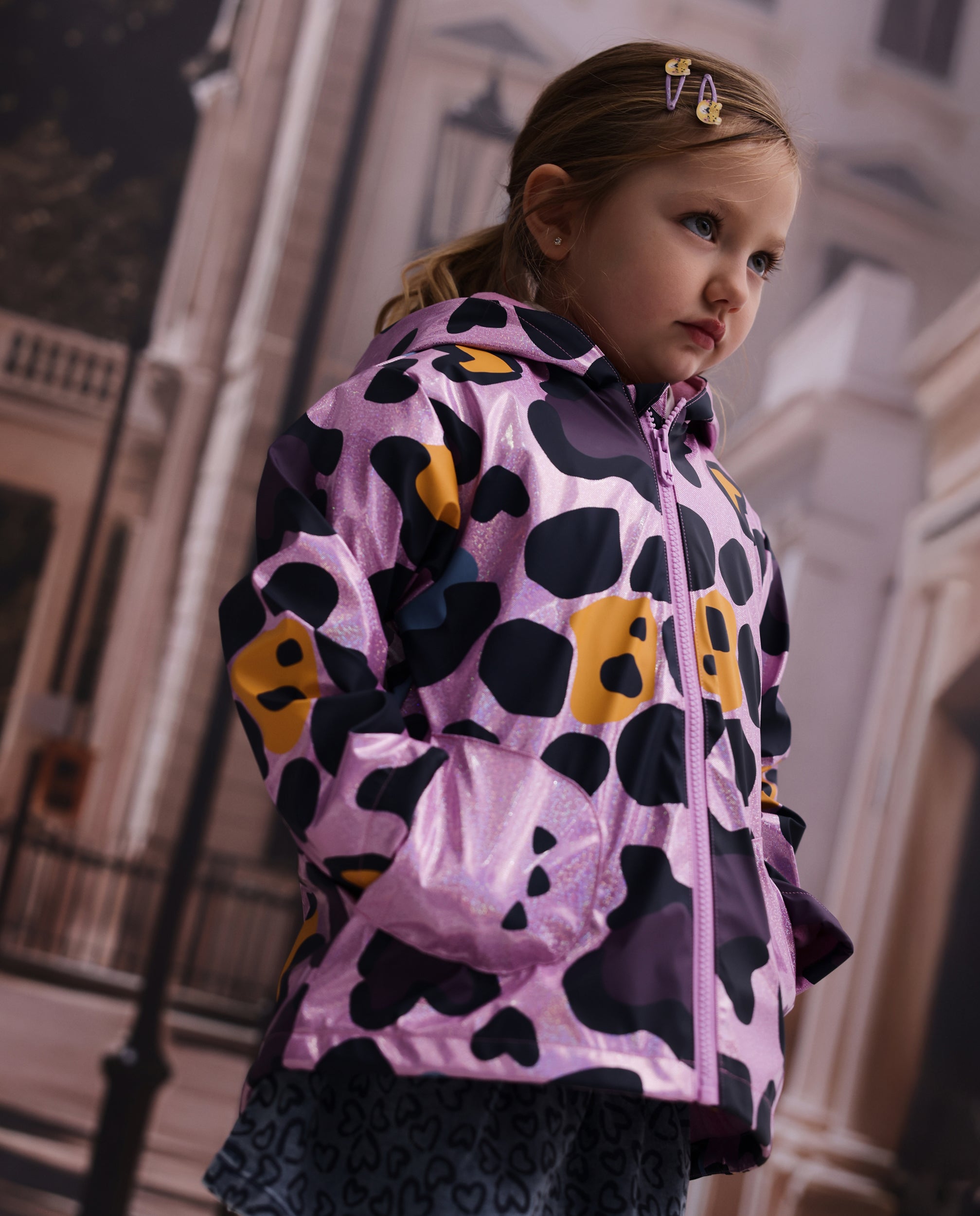 Chubasquero de niña con estampado animal print y capucha