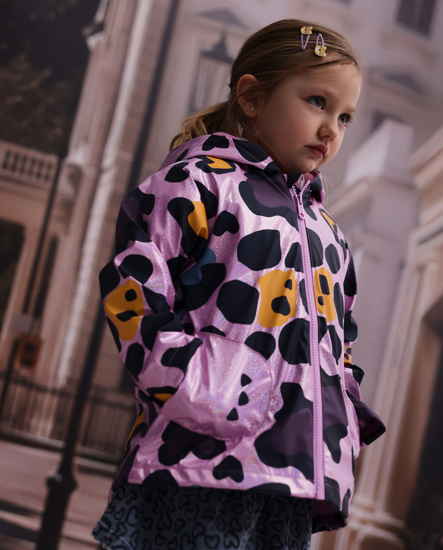 Impermeável de menina com estampado animal print e capuz