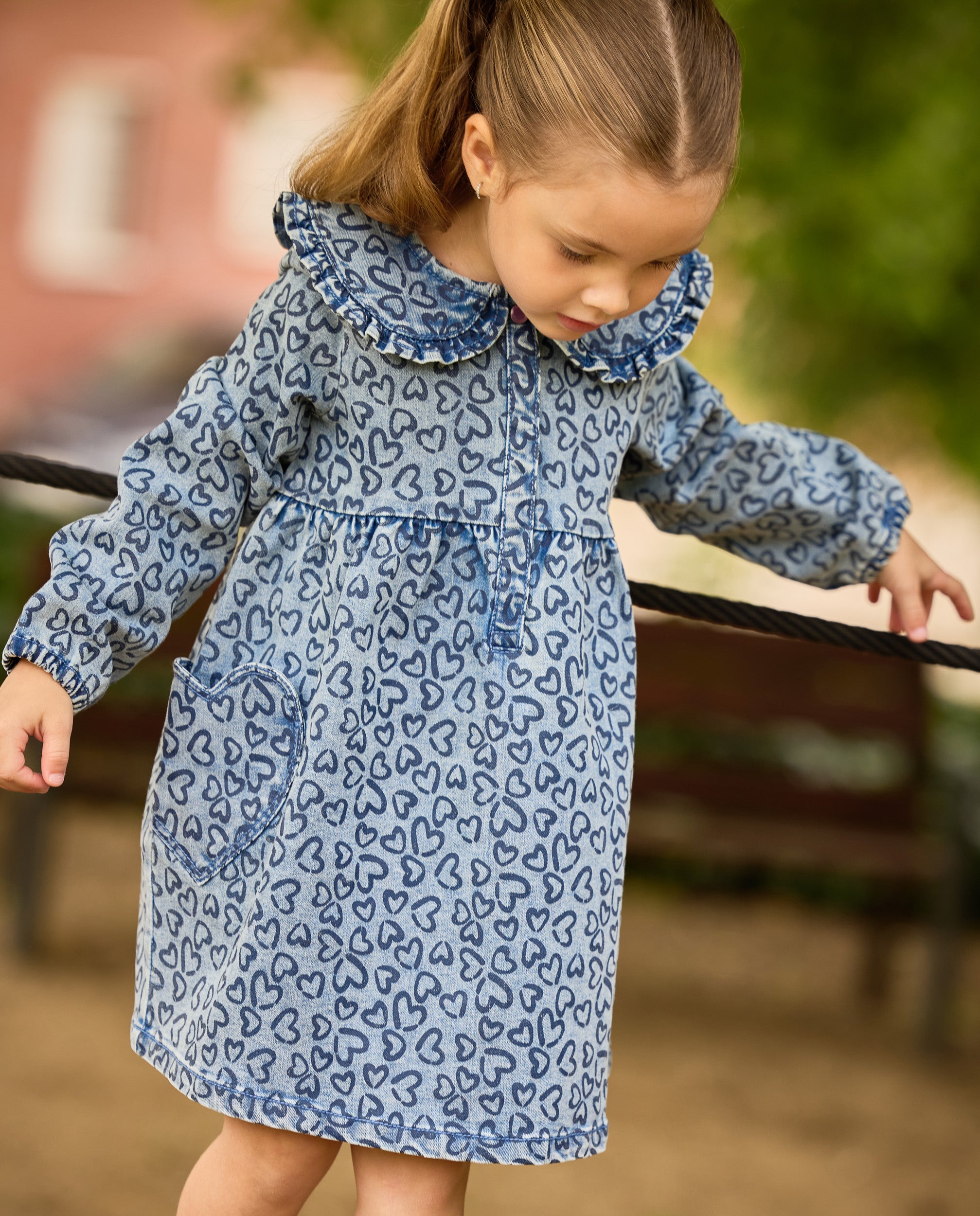 Vestido de niña en denim con estampado de corazones y tejido suave