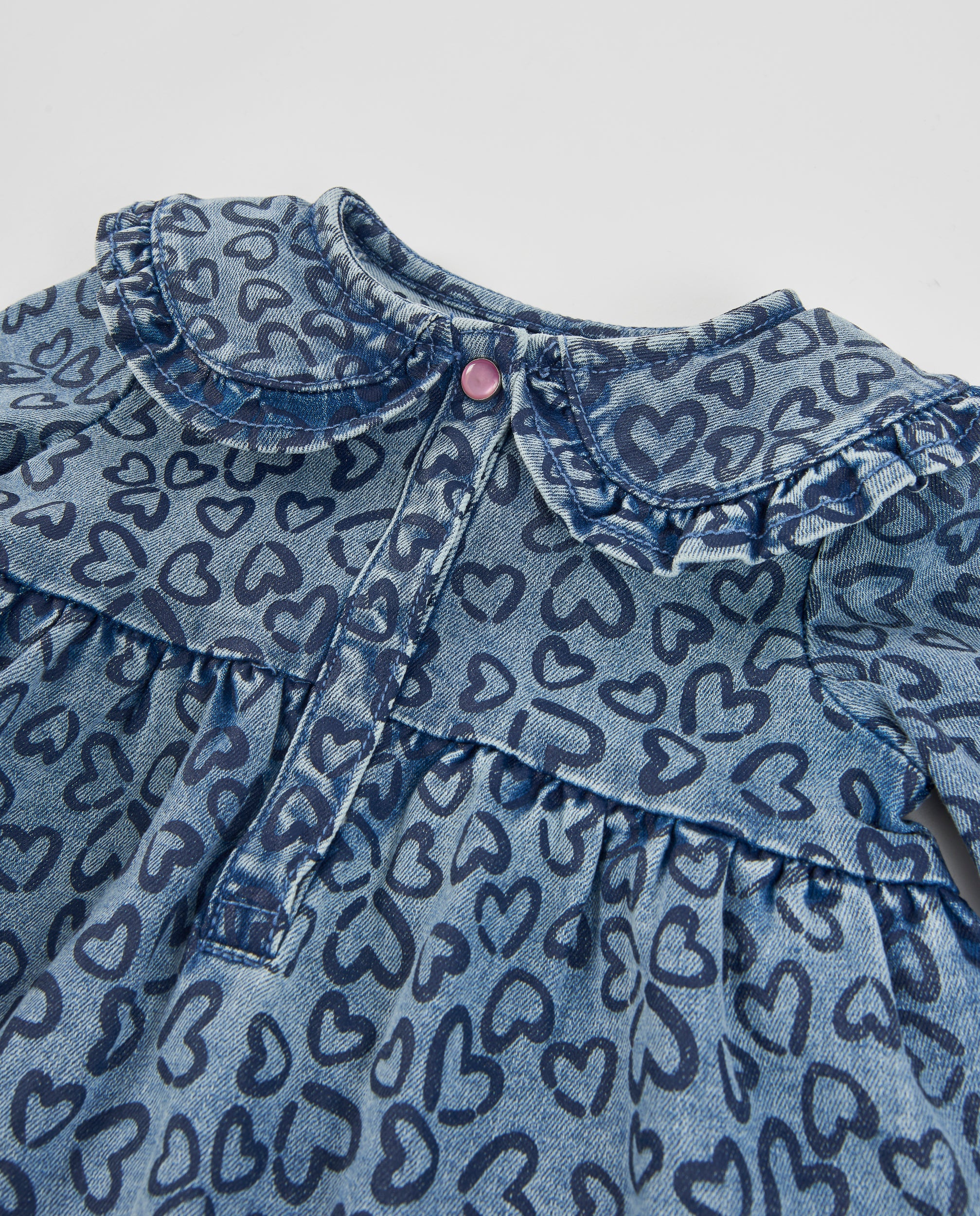 Vestido de niña en denim con estampado de corazones y tejido suave