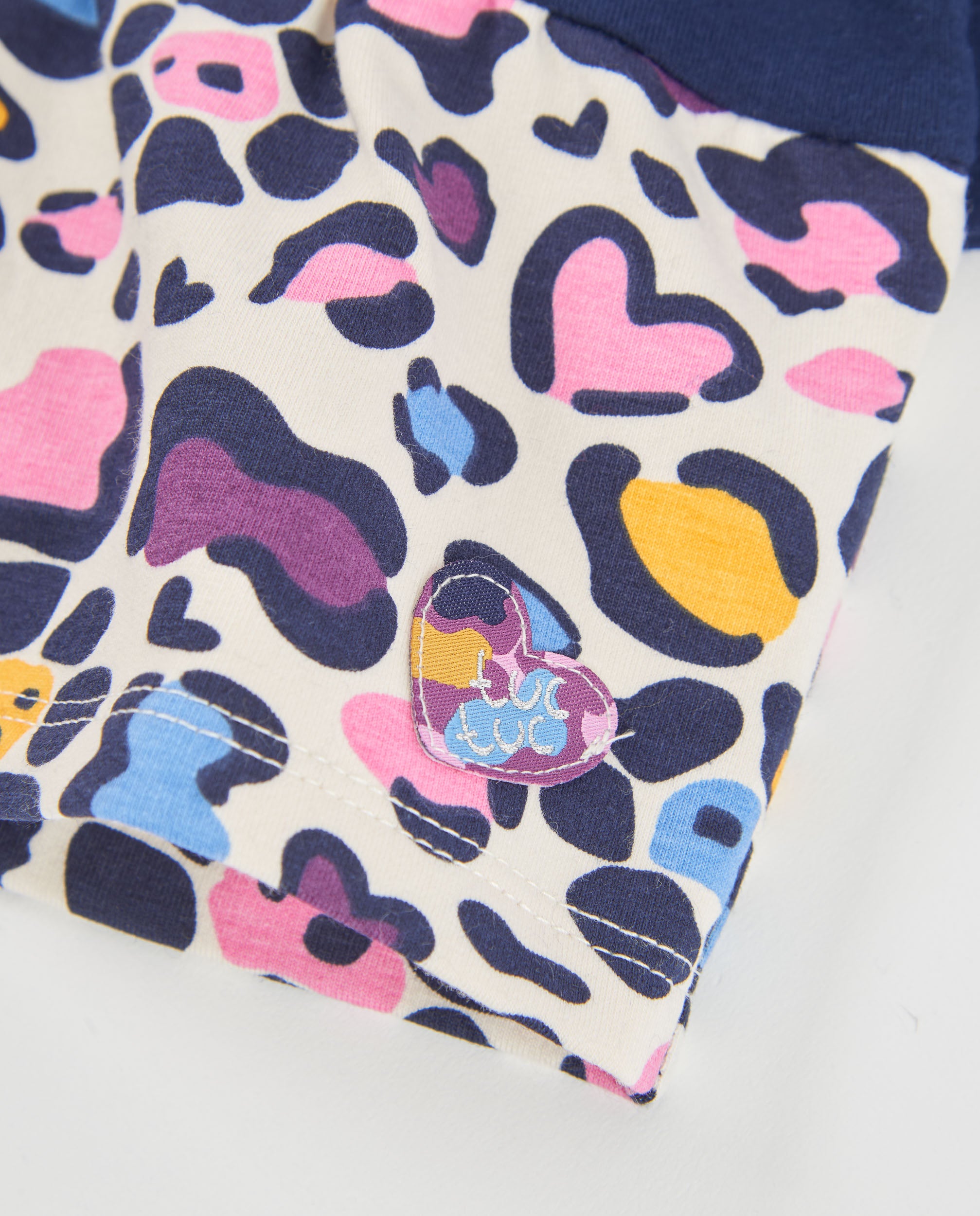 Vestido de niña de felpa con estampado de letras y tejido cálido
