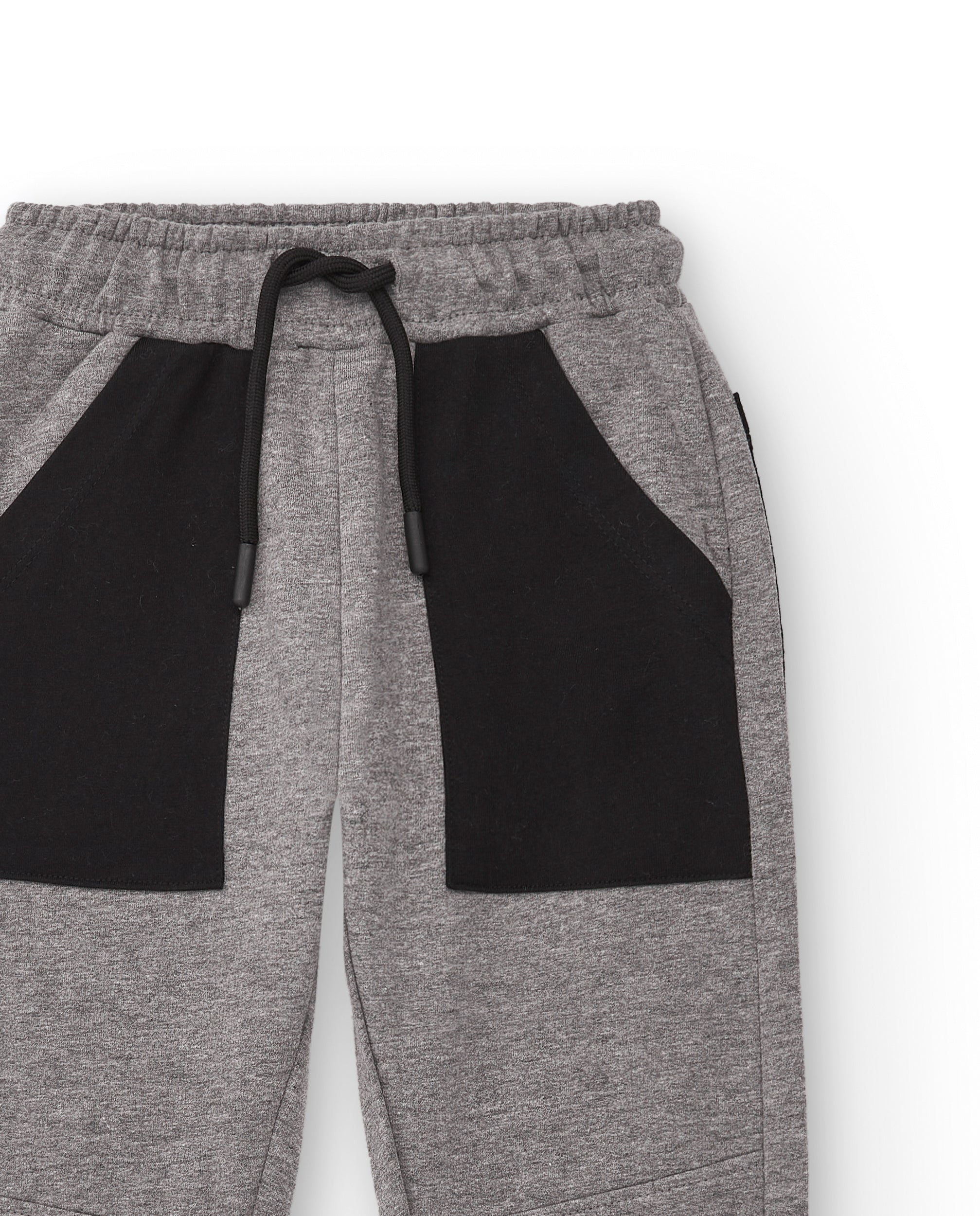 Pantalón felpa para niño en gris con bolsillos contrastantes