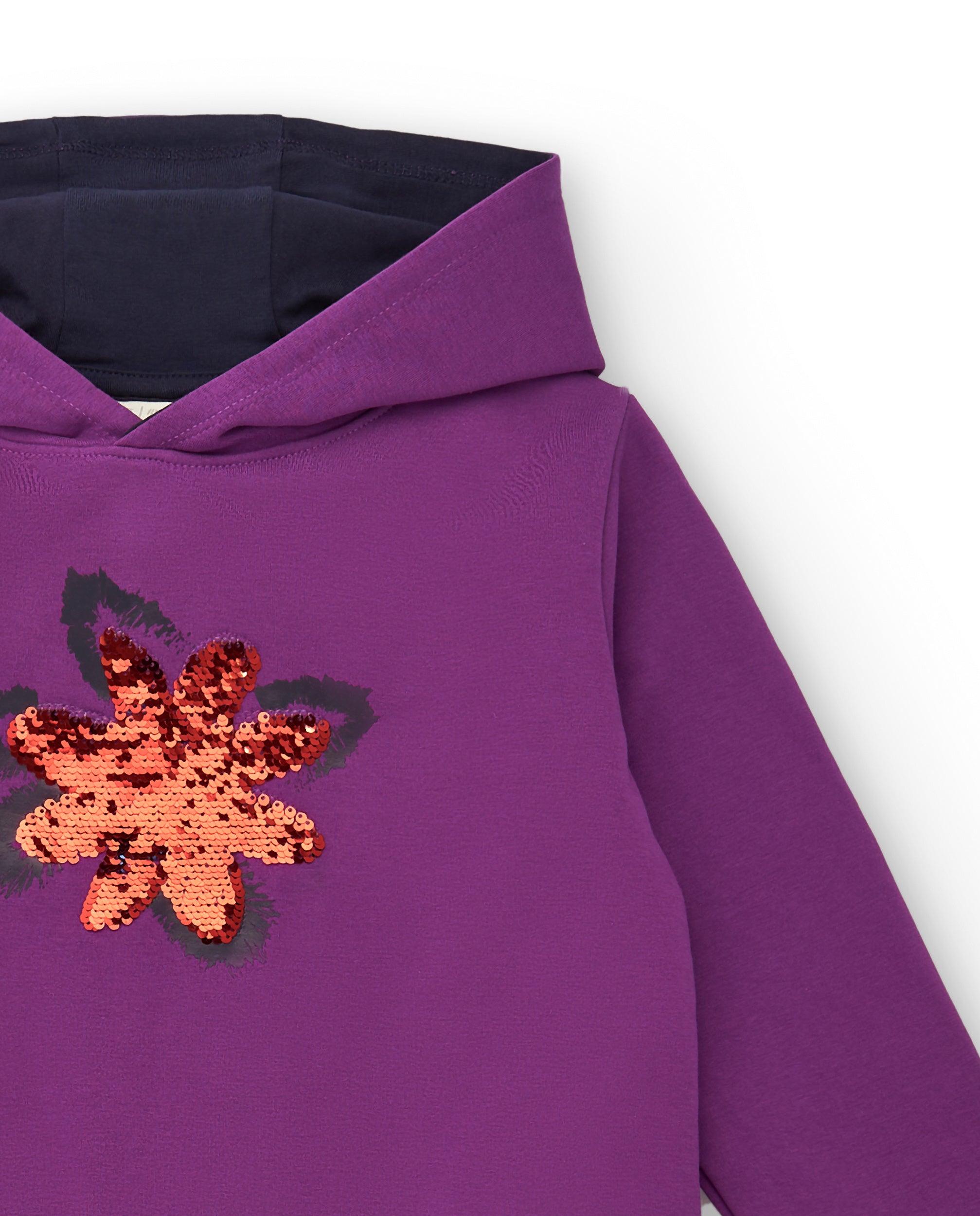 Vestido morado con capucha y aplicación de lentejuelas para